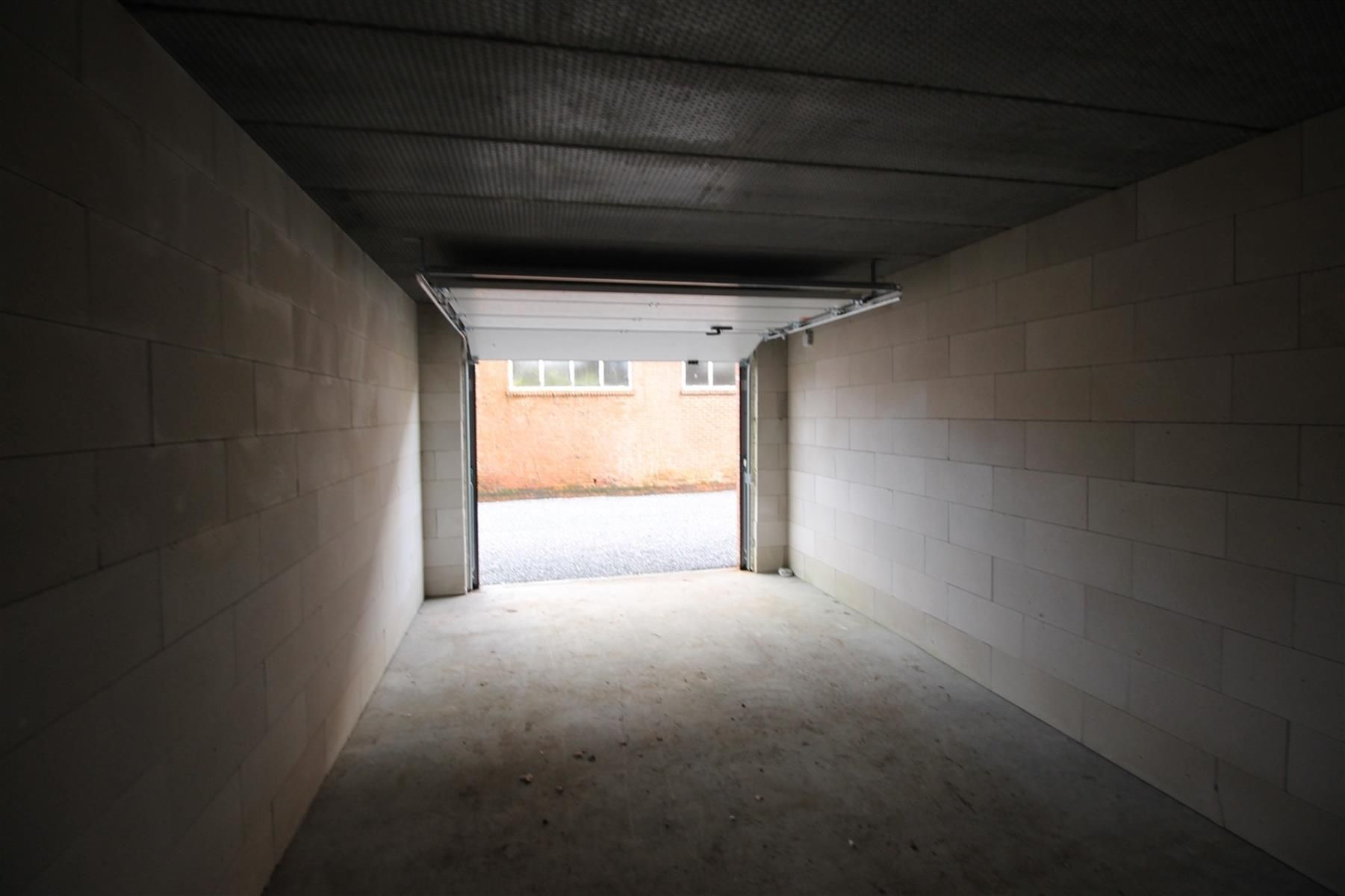 Ruime garage nr. 4 foto 3
