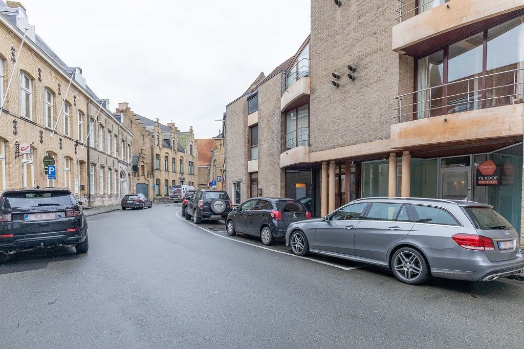 VEURNE: Handelsgelijkvloers (100m²) op een steenworp van de Grote Markt met tal van mogelijkheden en ruime kelderberging - mogelijkheid garage foto 14