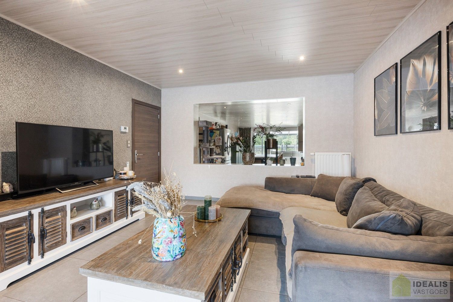 IDEALIS VASTGOED – RECENT GERENOVEERDE WONING (2021) OP EEN PERCEEL VAN MAAR LIEFST 8A92CA OP EEN ZEER GUNSTIGE LOCATIE! Deze ruime woning met een netto bewoonbare oppervlakte van +- 170m² bevindt zich langs de Paalseweg in Hulst, deelgemeente van Tessenderlo-Ham. Naast de perfecte ligging is het een prachtig afgewerkte woning met een royale leefruimte, zeer ruime open keuken, 3 slaapkamers en badkamer. Een uniek aanbod voor wie op zoek is naar een volledig gerenoveerde instapklare woning. foto 7