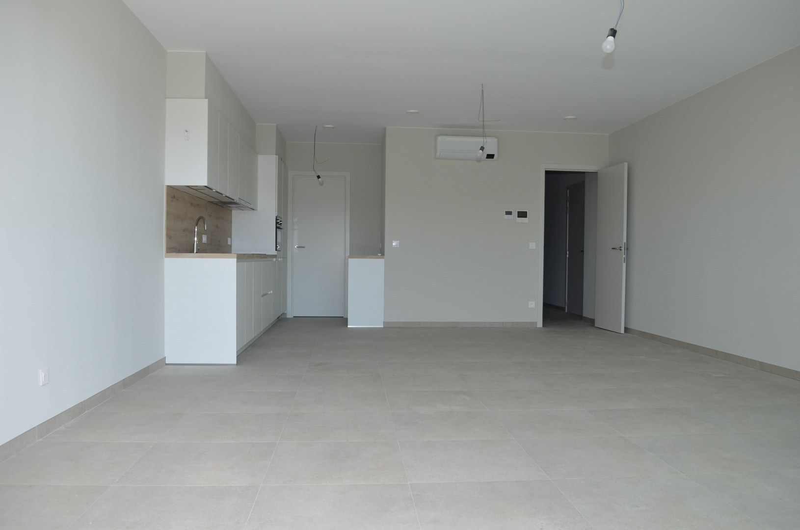 Wonen aan 't kanaal in Residentie Bakboord in een 2 slpk appartement met ruim terras.  Lift aanwezig. foto 5