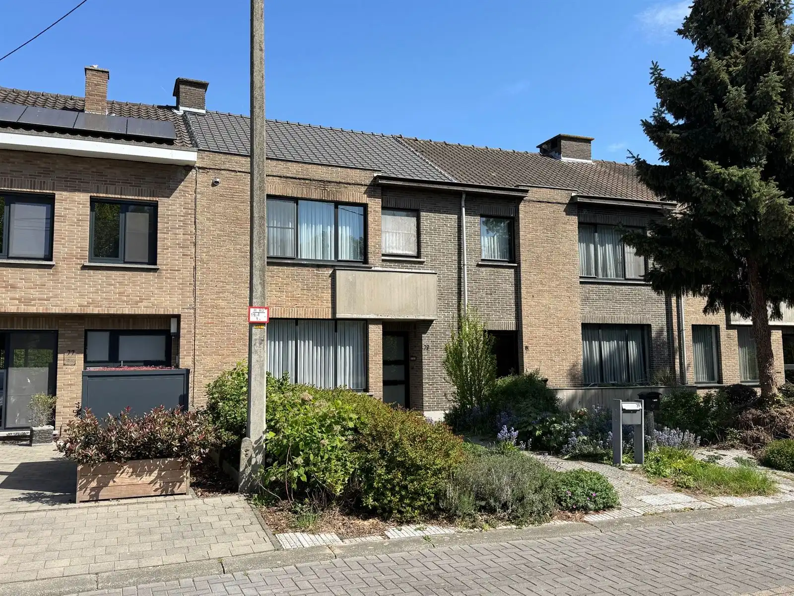 Gesloten bebouwing met garage foto 18
