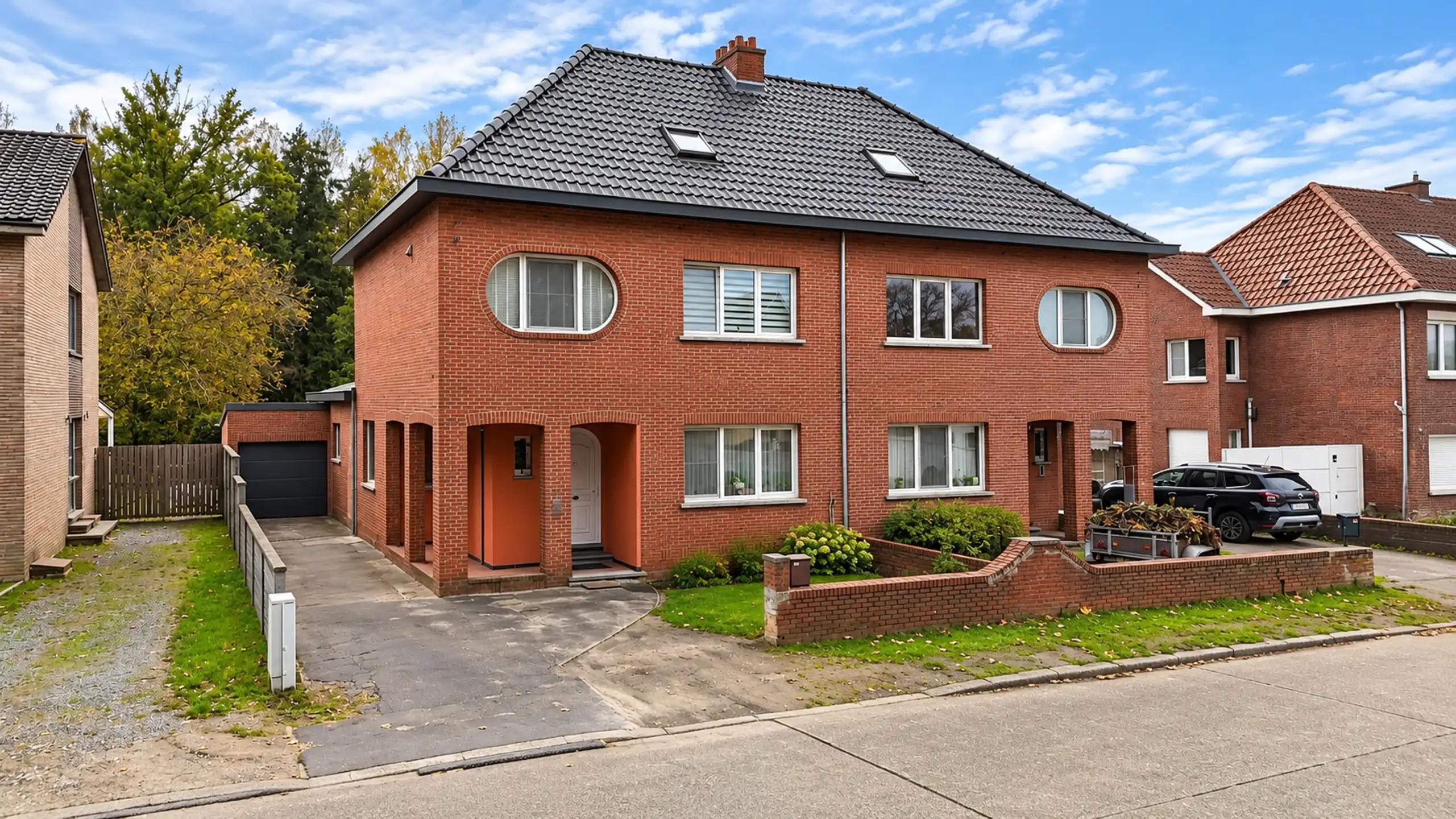 Instapklare halfopen bebouwing met zonnige tuin en garagebox foto {{pictureIndex}}