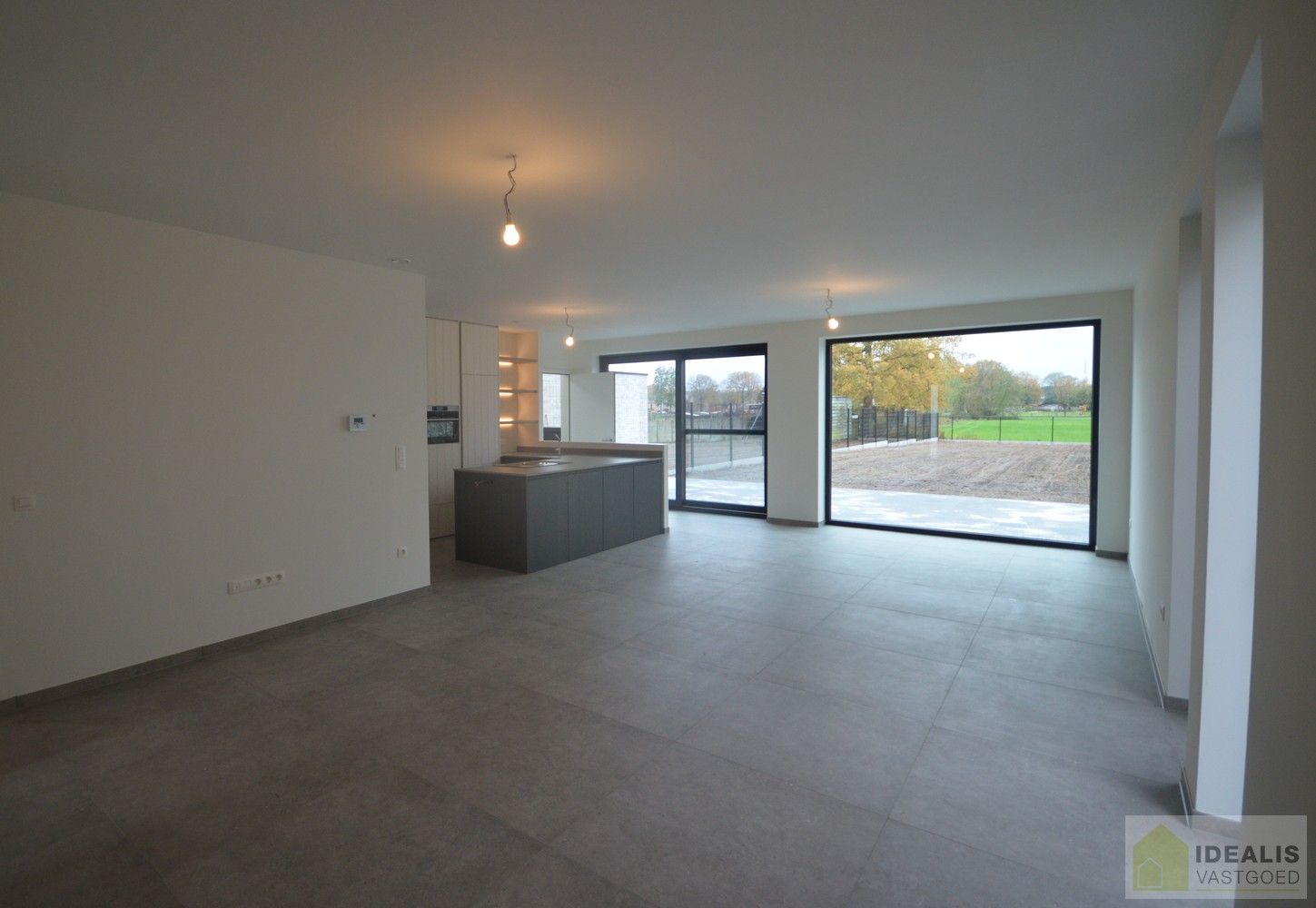 IDEALIS VASTGOED  - Uiterst ruime nieuwbouwwoning met een fijne leefruimte, 4 slaapkamers, praktische wasruimte en inbouwkasten! De woning is volledig geschilderd en dus instapklaar!! Centrale ligging t.o.v. het centrum van Overpelt, alsook vlakbij expresweg A24. foto 5