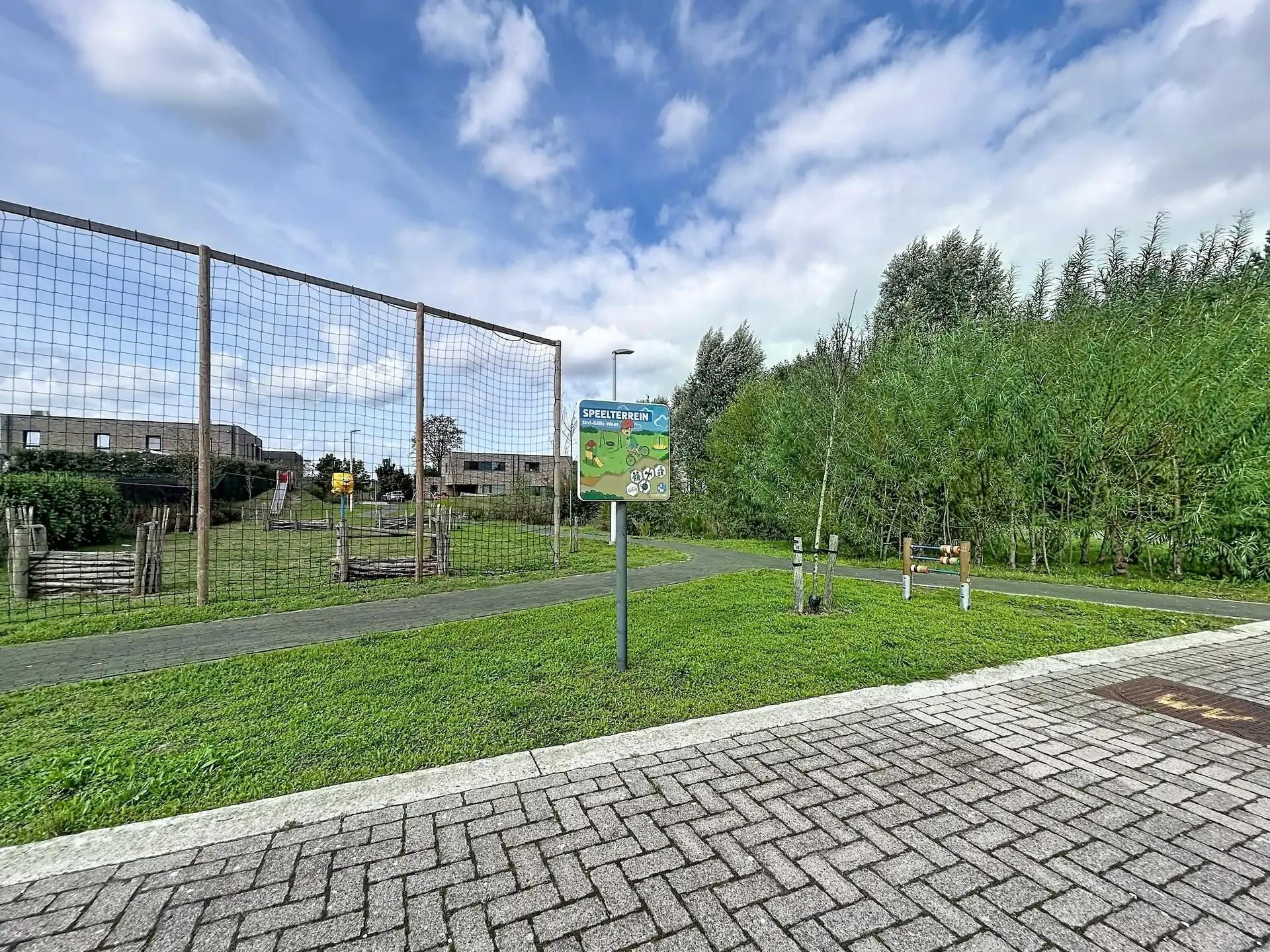 Energiezuinige half open bebouwing met 3 slaapkamers, ingemaakt zwembad en carport  op toplocatie  foto 21