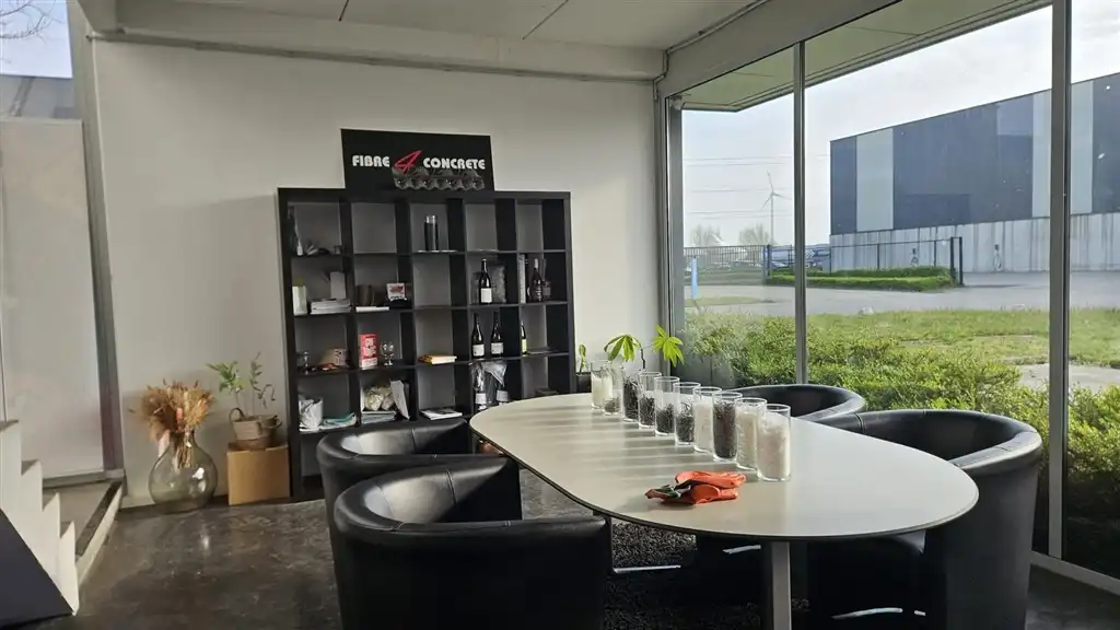 Drie afgewerkte KMO-bedrijfsgebouwen foto 11
