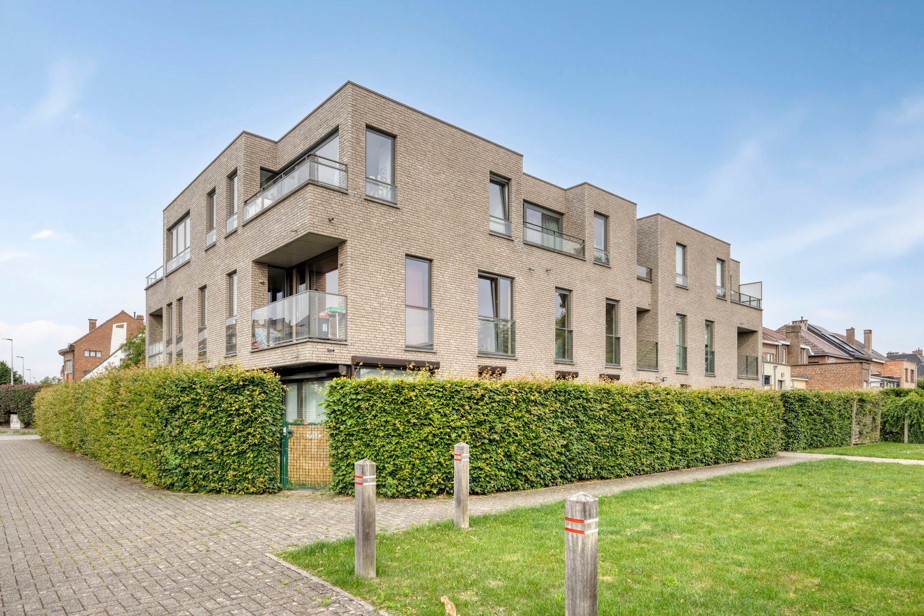 Ruim gelijkvloersappartement met tuin en garage foto 2