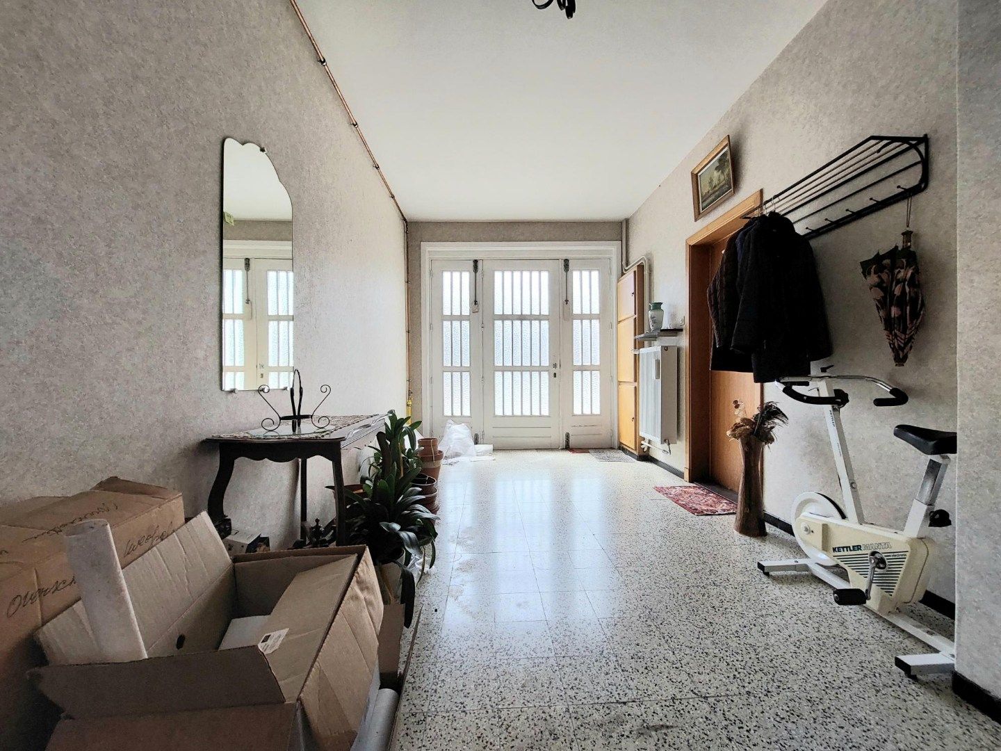 Ruime woning met garage en tuin foto 12