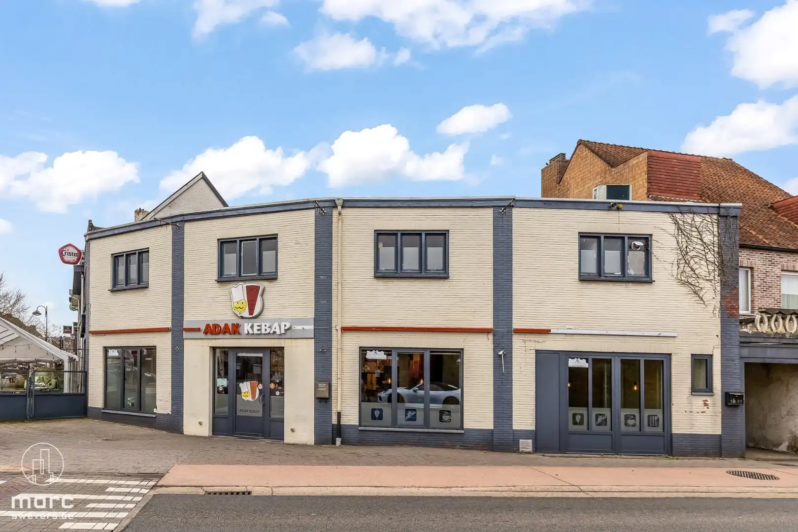 Gunstige investering | Handelszaak en appartement op toplocatie in Hamont-Achel foto {{pictureIndex}}