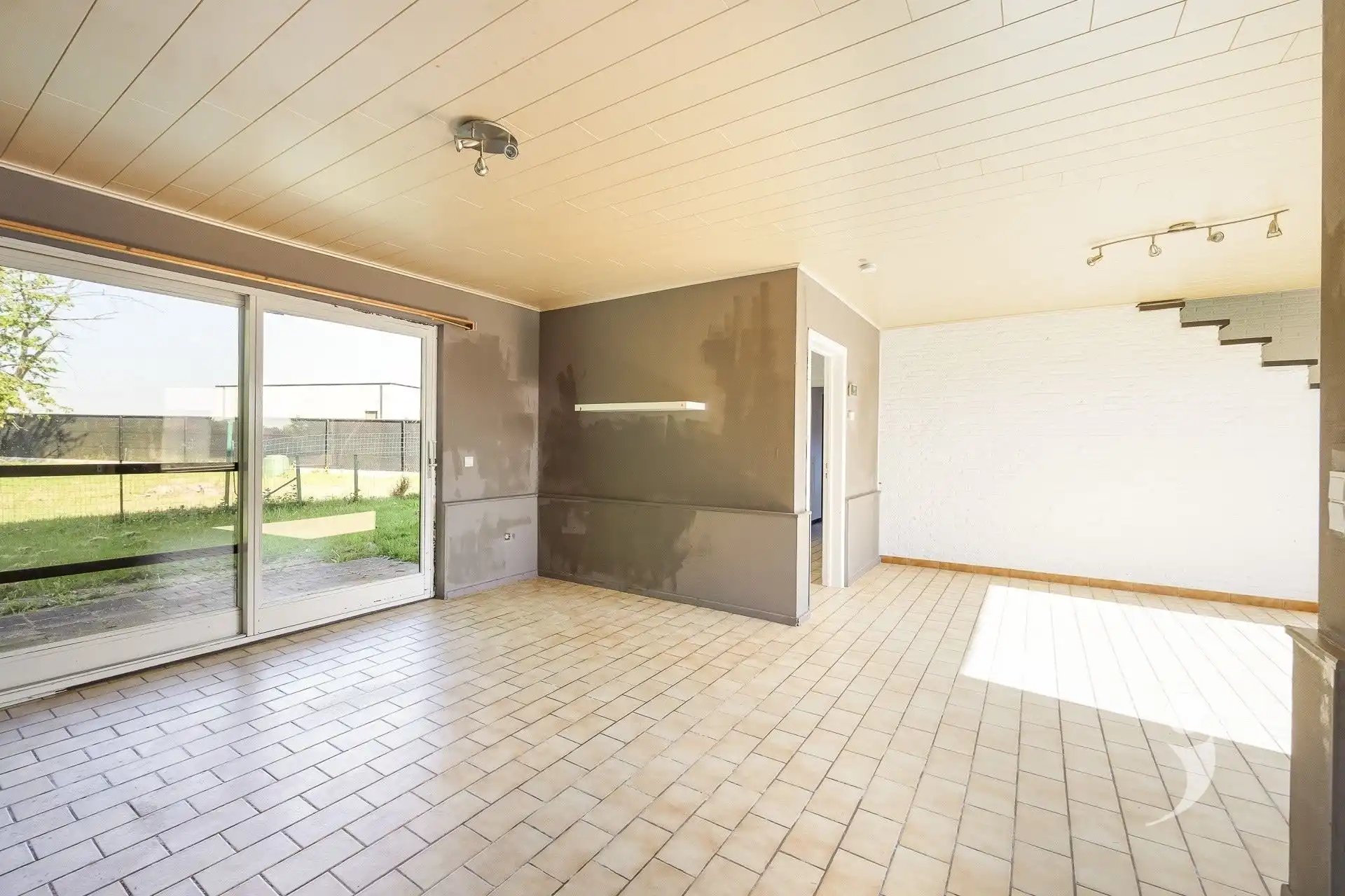 Ruime te renoveren woning met 3 slaapkamers foto 15