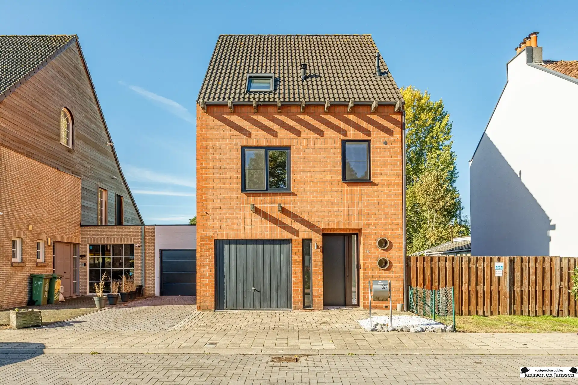Prachtig gerenoveerde woning met 4 slaapkamers, garage en zonnige tuin foto 37