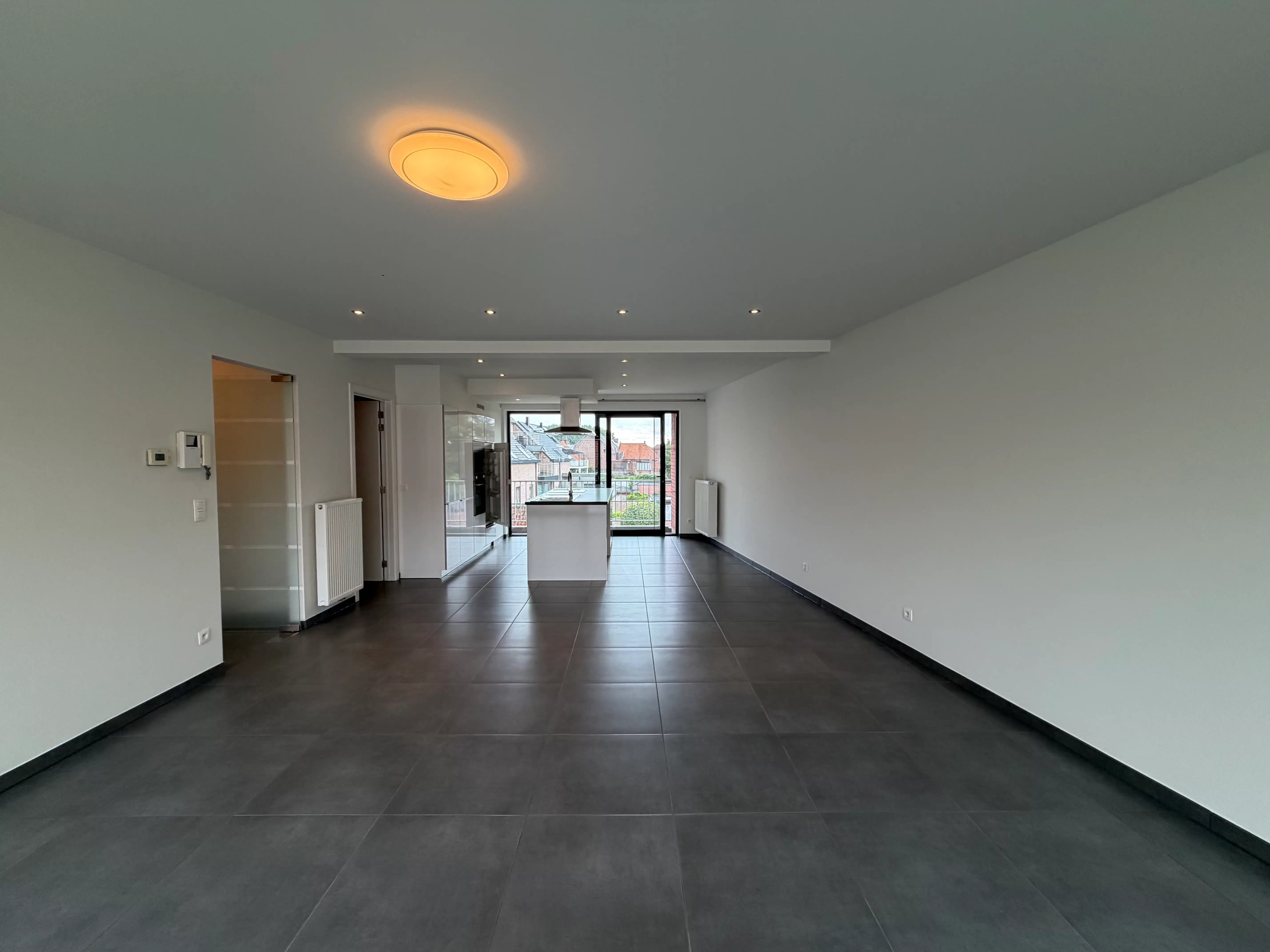 Instapklaar appartement met 2 slaapkamers en terras foto 4