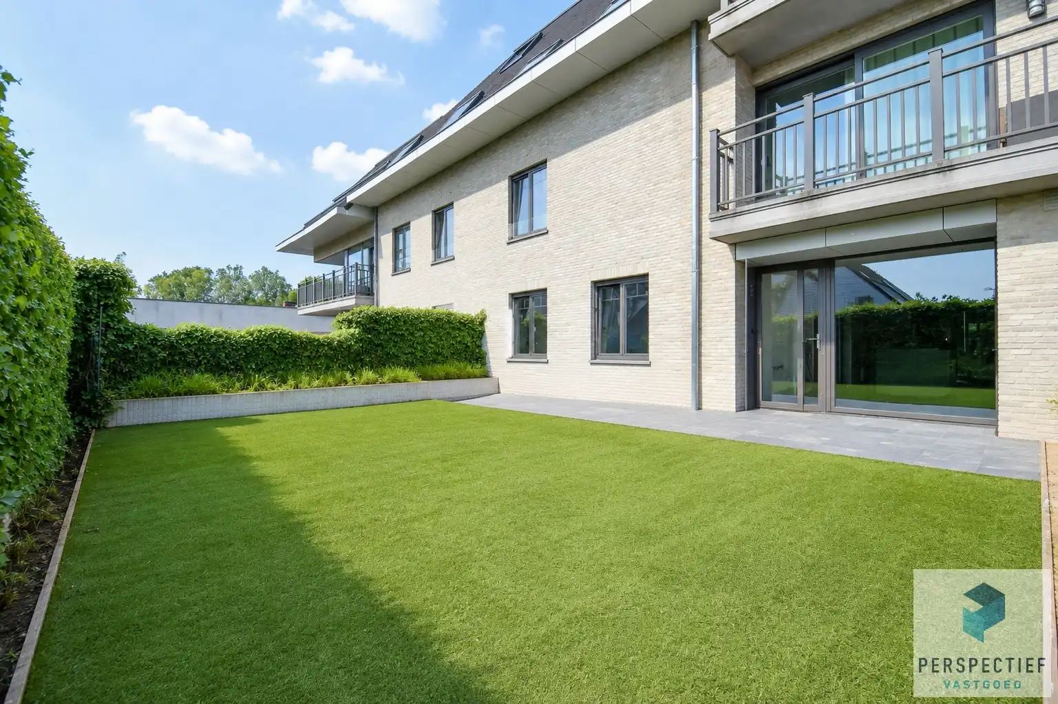 Ruim gelijkvloers appartement met 2 slaapkamers, voor- én achtertuin met terras & mogelijkheid tot aankoop staanplaats foto 3