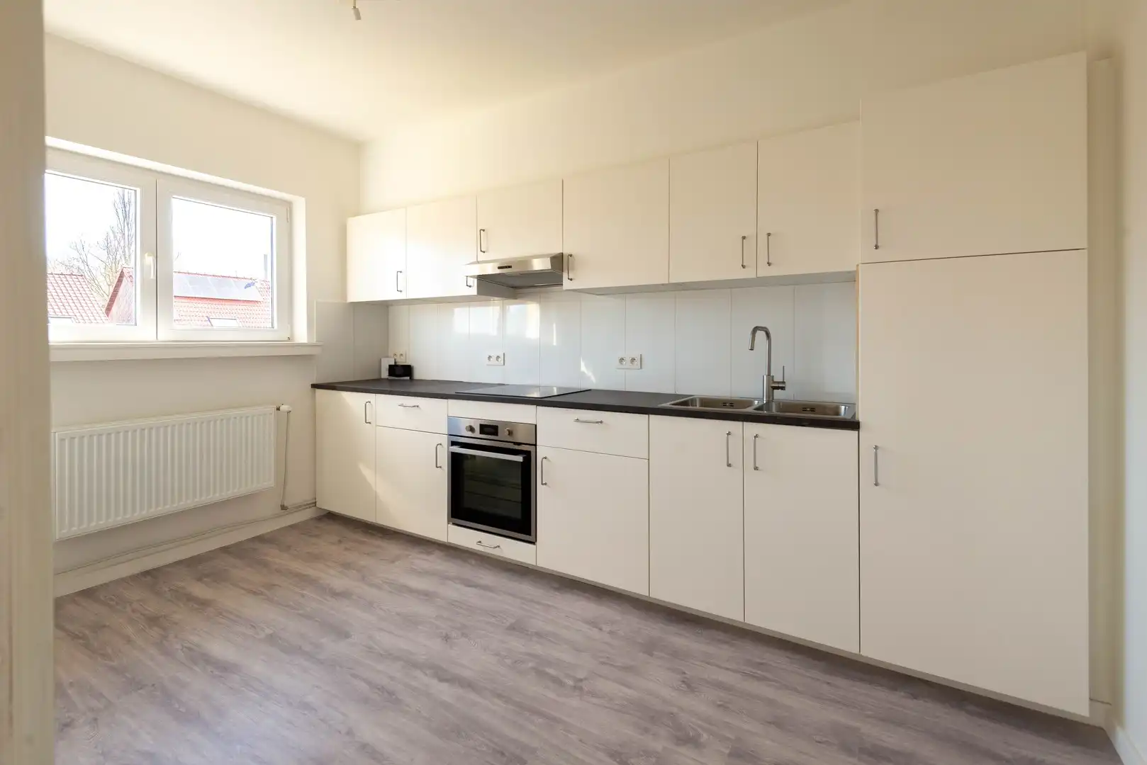 Instapklaar en ruim appartement in het hart van Ekeren! foto 6