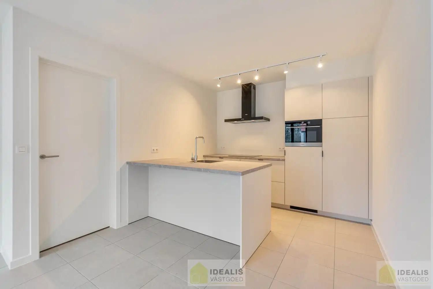 PRACHTIG INSTAPKLAAR NIEUWBOUWAPPARTEMENT MET AUTOSTAANPLAATS EN KELDERBERGING MIDDEN IN HARTJE LOMMEL, EEN AANGENAME LEEFRUIMTE MET OPEN KEUKEN EN AANSLUITEND AAN TERRAS, BERGRUIMTE, 2 SLAAPKAMERS EN RUIME BADKAMER. foto 4