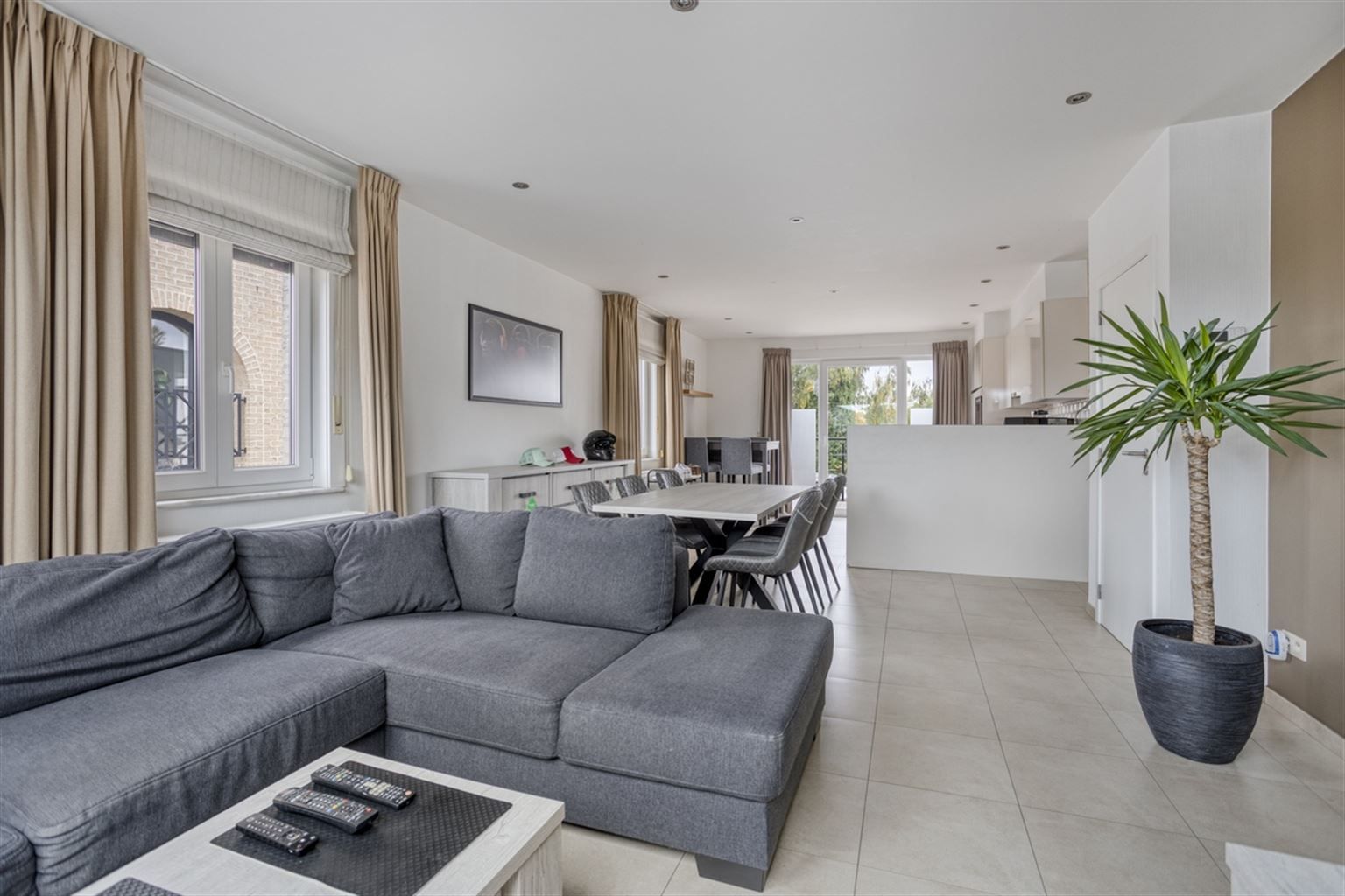 Ruim appartement met gezellig terras en staanplaats, op een toplocatie vlak bij het centrum van Maaseik en op wandelafstand van scholen en voorzieningen. foto {{pictureIndex}}