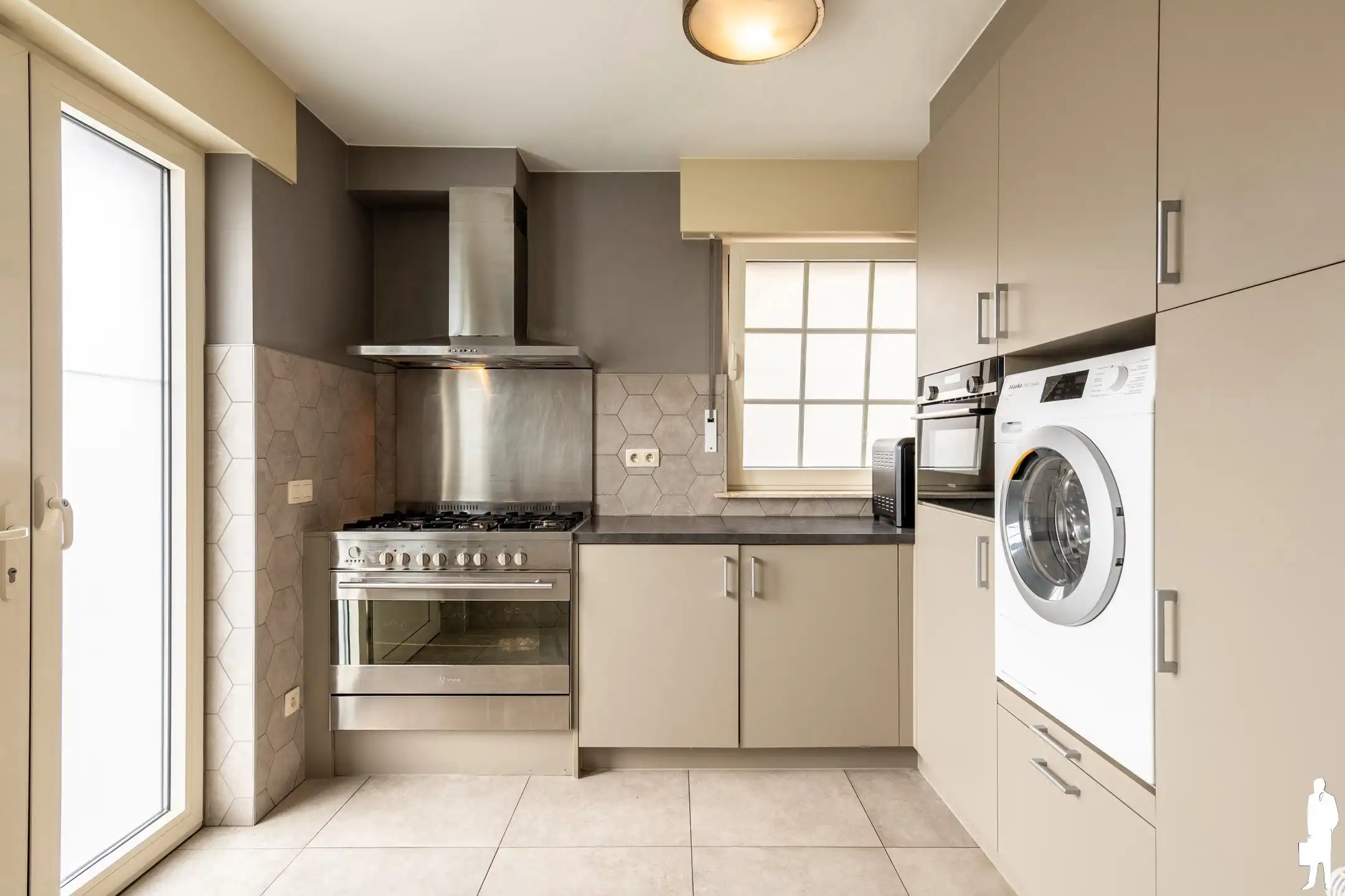 Ruime woning met 6 slpks. en grote kelder nabij Nederland foto 3