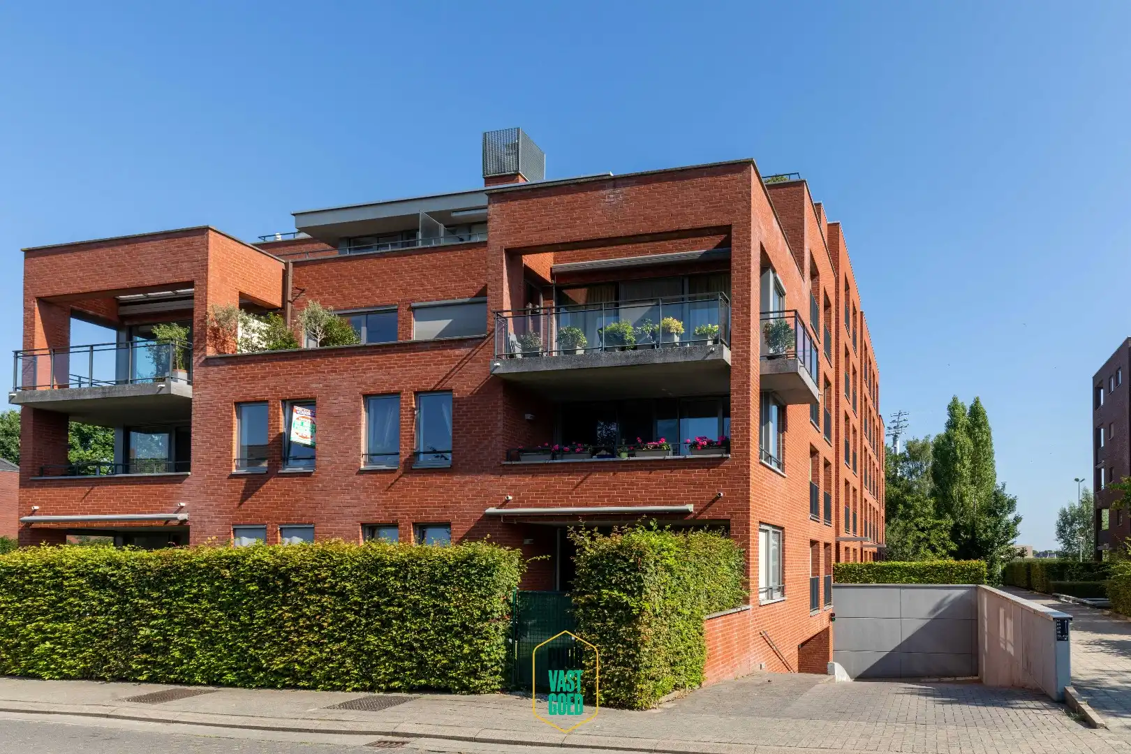 Recent, instapklaar, 2 slpk appartement in gegeerde buurt. foto {{pictureIndex}}