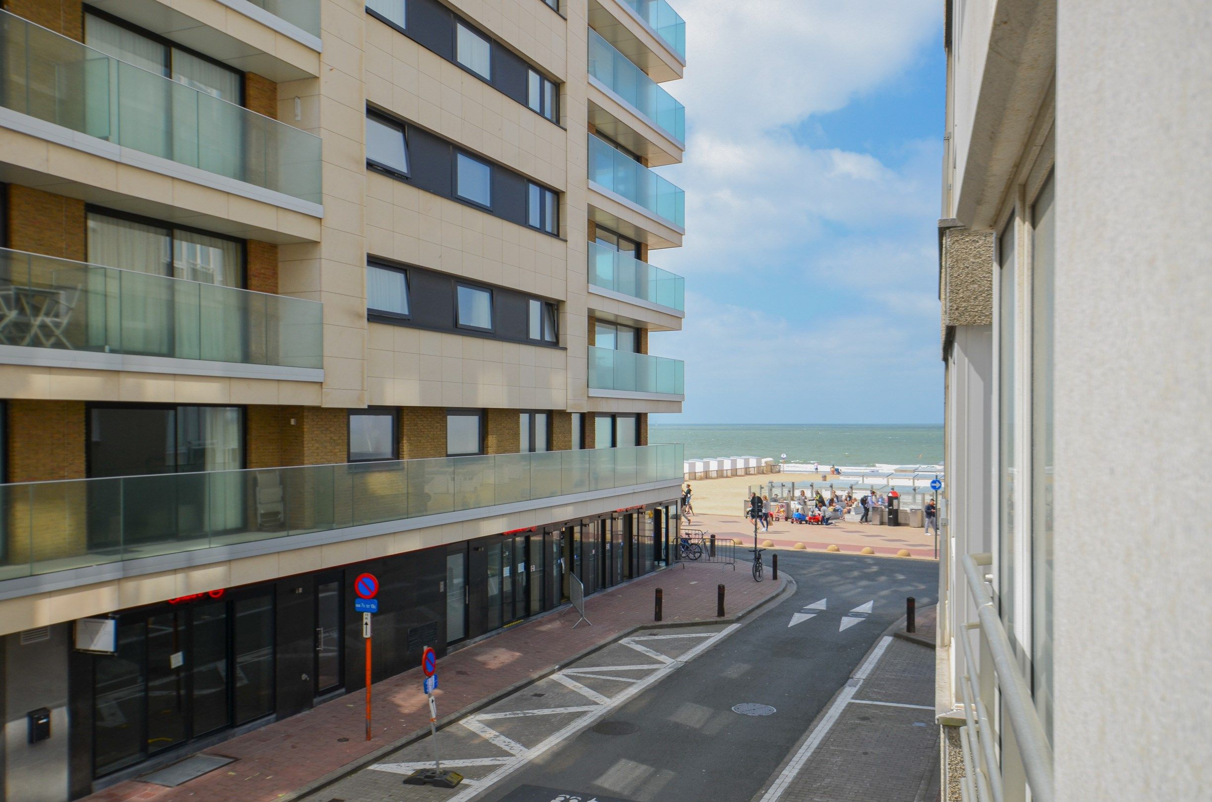 Tijdloos, recent volledig gerenoveerd appartement met zijdelings zeezicht gelegen in het Zoute.  foto 4