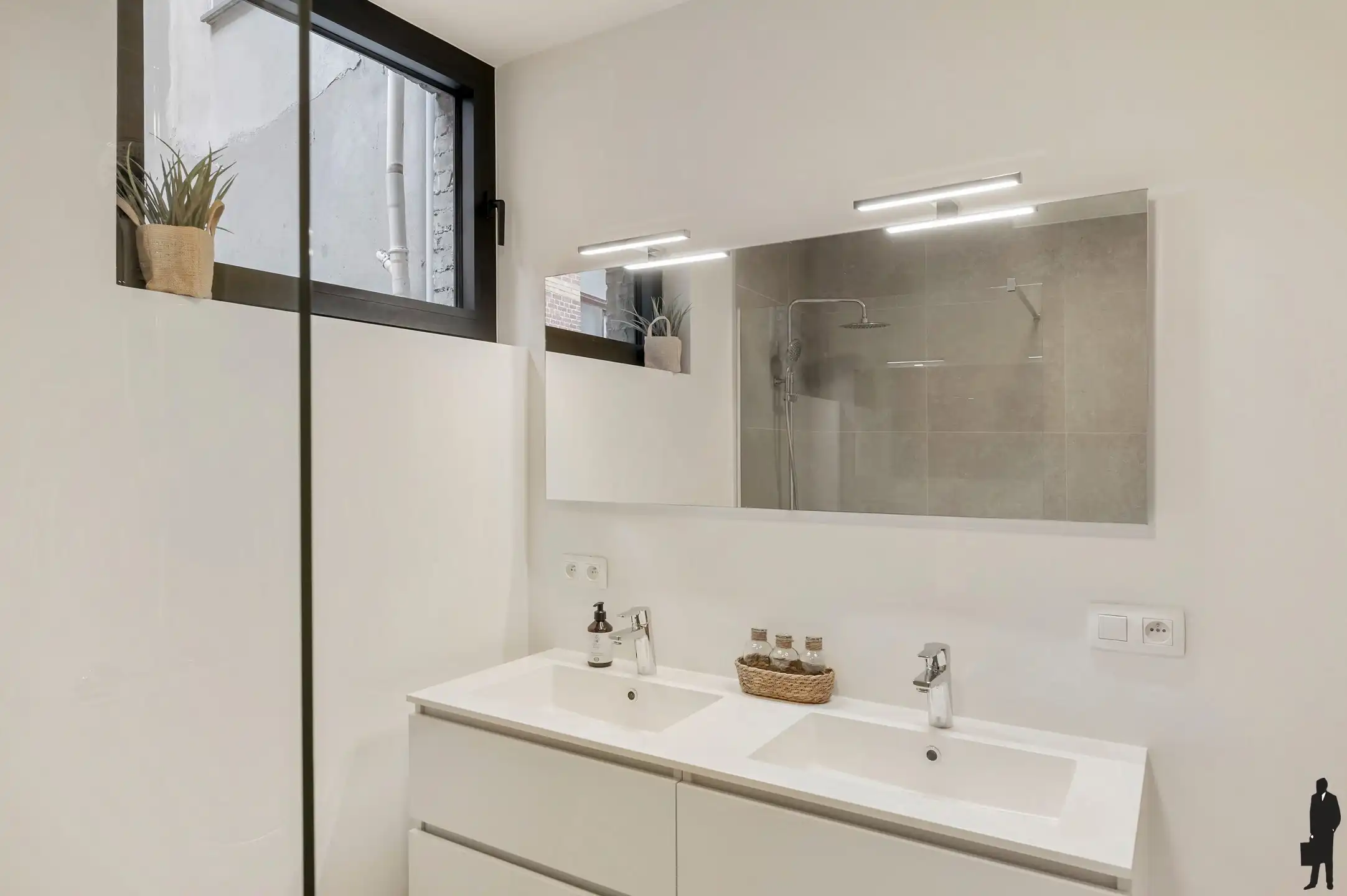 Gerenoveerd tweeslaapkamer appartement met balkons foto 12