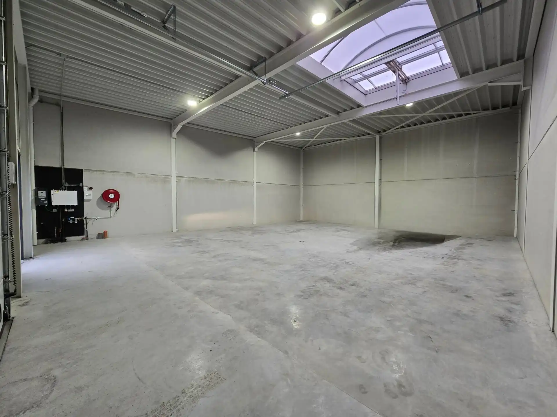 Magazijn van 180m² met 2 autostaanplaatsen foto 3