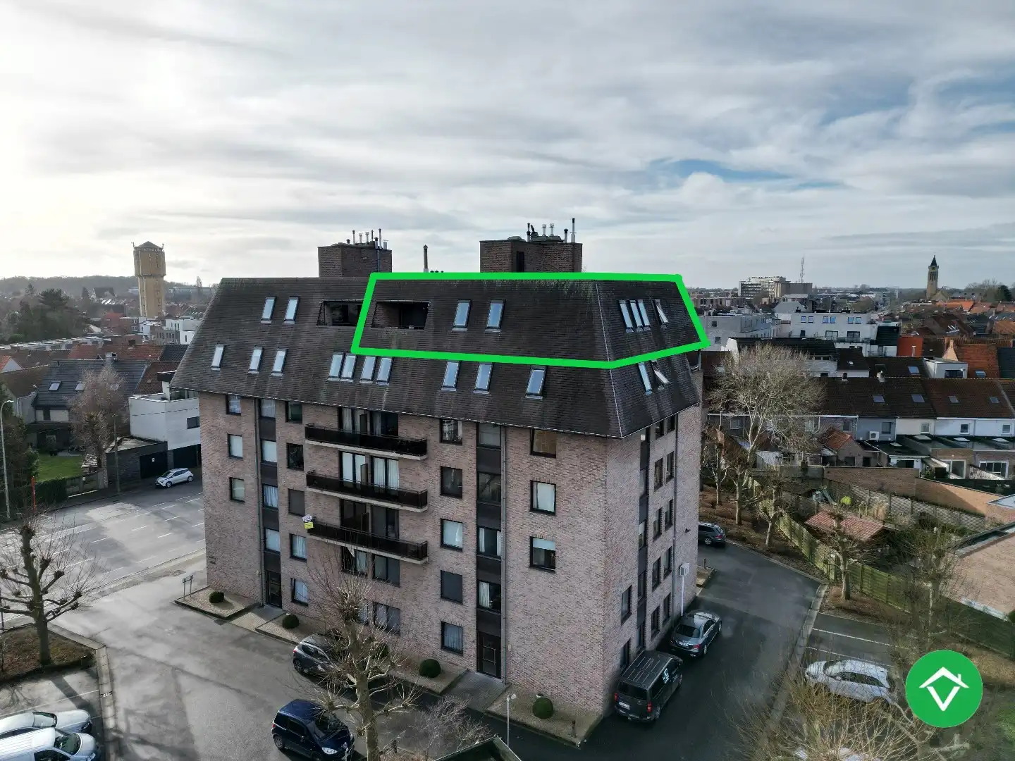 Instapklaar dakappartement met 4 slaapkamers met 2 terrassen en autostaanplaats te Roeselare foto {{pictureIndex}}