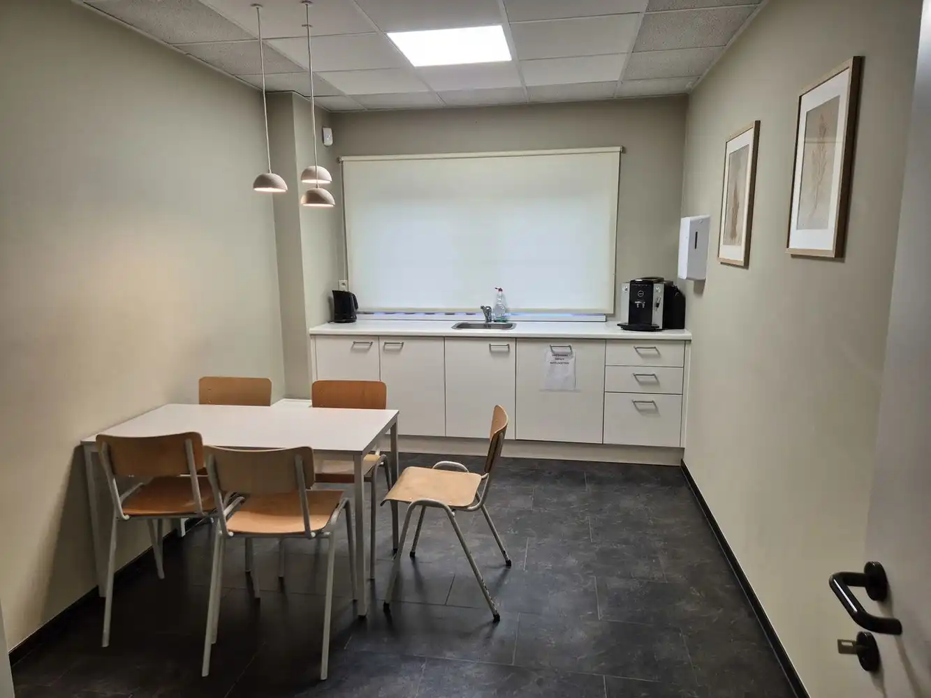 Bedrijfshal met kantoor foto 11