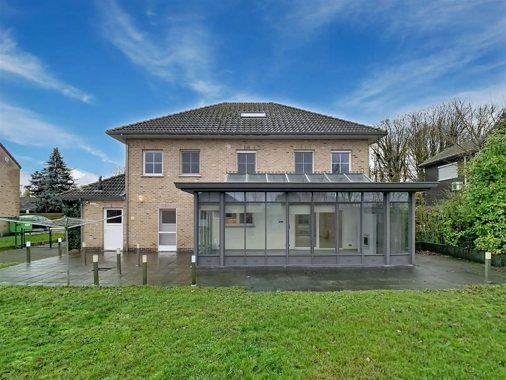 RUIME VILLA MET 4 SLPK EN MOOIE TUIN foto 18