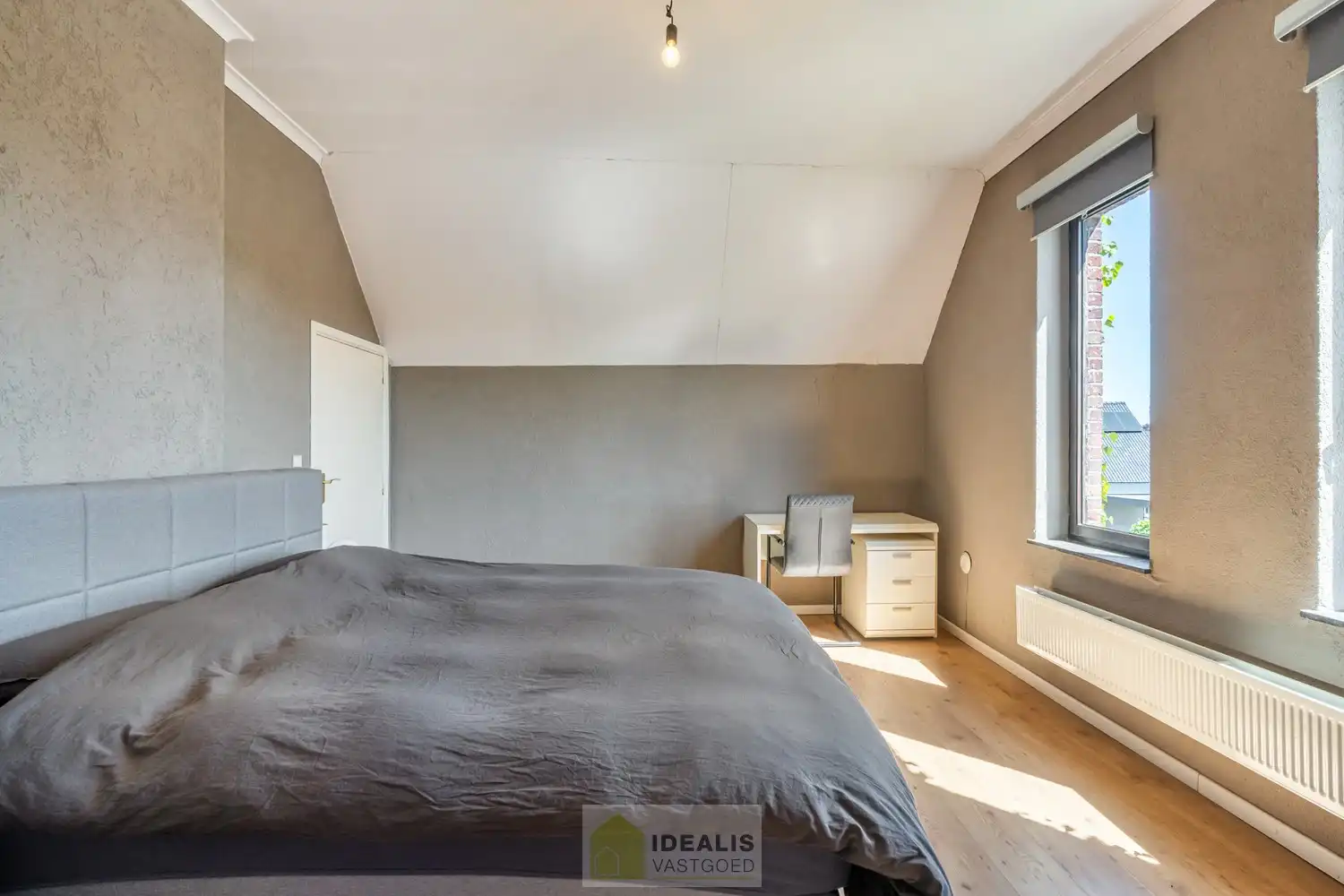 OP TE FRISSEN GEZINSWONING MET LICHTRIJKE LEEFRUIMTE EN AANSLUITEND RUIME KEUKEN, BERGING, BADKAMER VOORZIEN VAN DOUCHE EN BAD EN 3 SLAAPKAMERS OP EEN PERCEEL VAN 5A 37A - Deze woning omvat +-158m² bewoonbare oppervlakte verdeeld over een lichtrijke woonkamer met aansluitend een ruime keuken, berging, badkamer voorzien van douche en bad en 3 slaapkamers. De woning is gelegen op een aangenaam perceel van 5a 37ca vlakbij het centrum van Opitter (Bree), op fietsafstand van winkels, horeca en scholen,… Zeer geschikt voor kandidaten op zoek naar een op te frissen woning met karakter die ruimte en rust biedt doch dicht bij allerlei faciliteiten is gelegen. foto 16