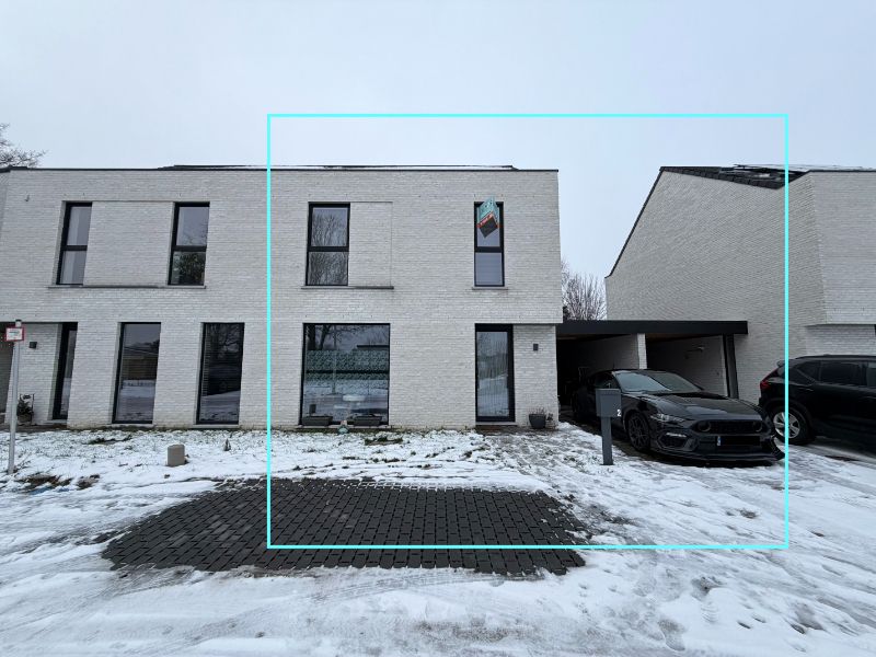 ZEER RECENTE WONING (2024) MET DRIE SLAAPKAMERS, TUIN EN CARPORT foto {{pictureIndex}}