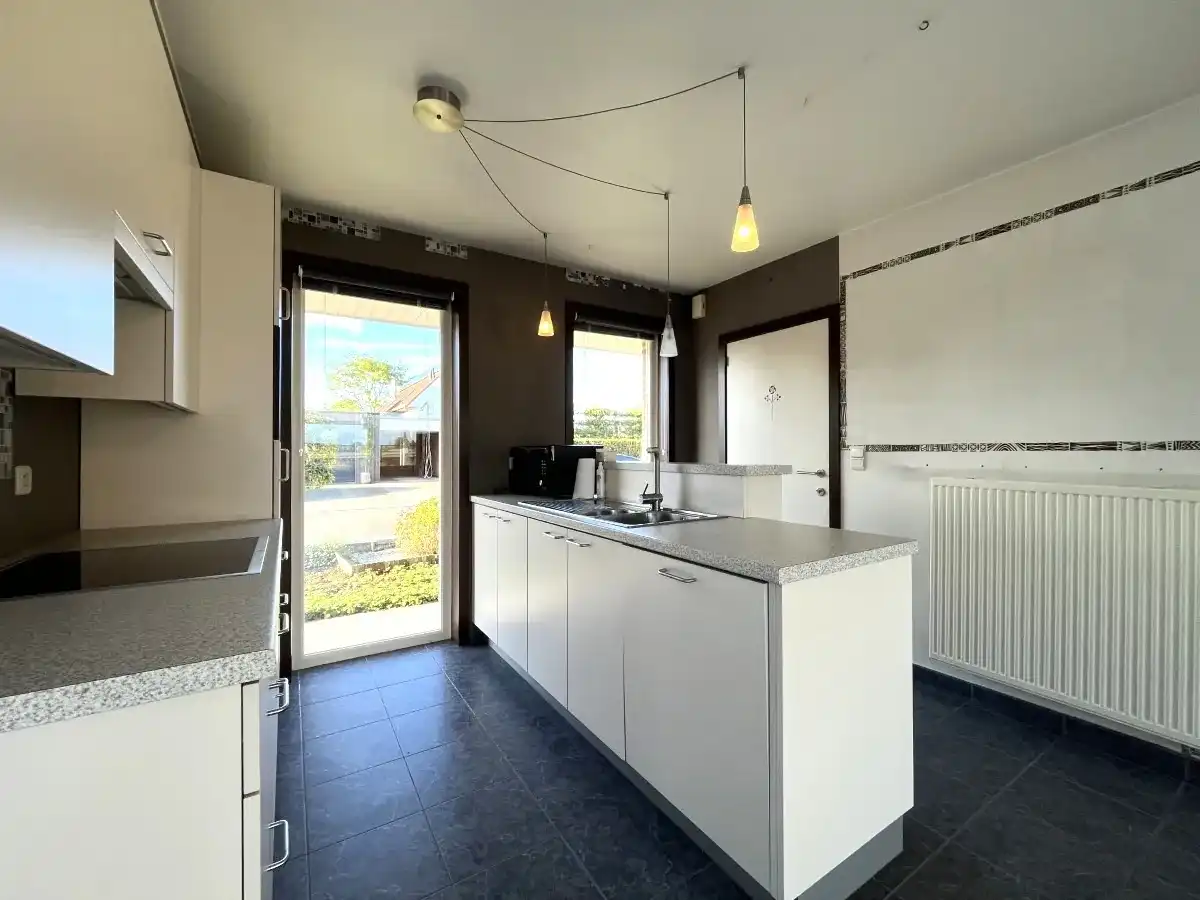 Oostnieuwkerke – Woning met 3 slaapkamers, tuin en carport foto 5