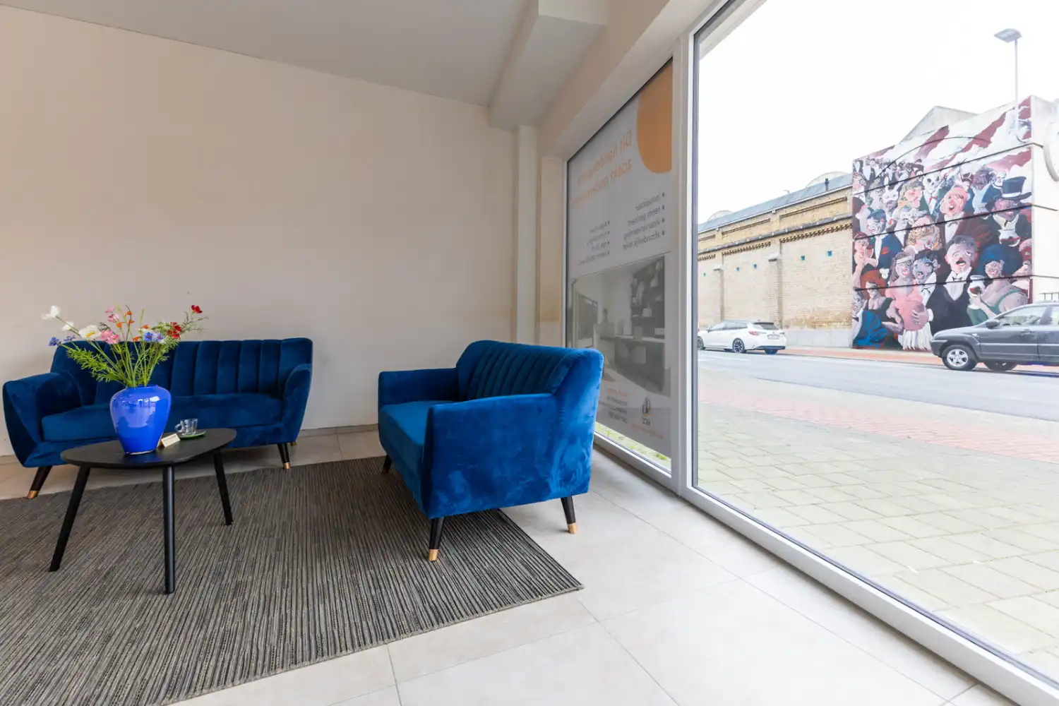 Instapklaar handelspand met vitrine op hoeklocatie – ideaal voor praktijk, kantoor, winkelruimte of investering (55 m²) foto 3