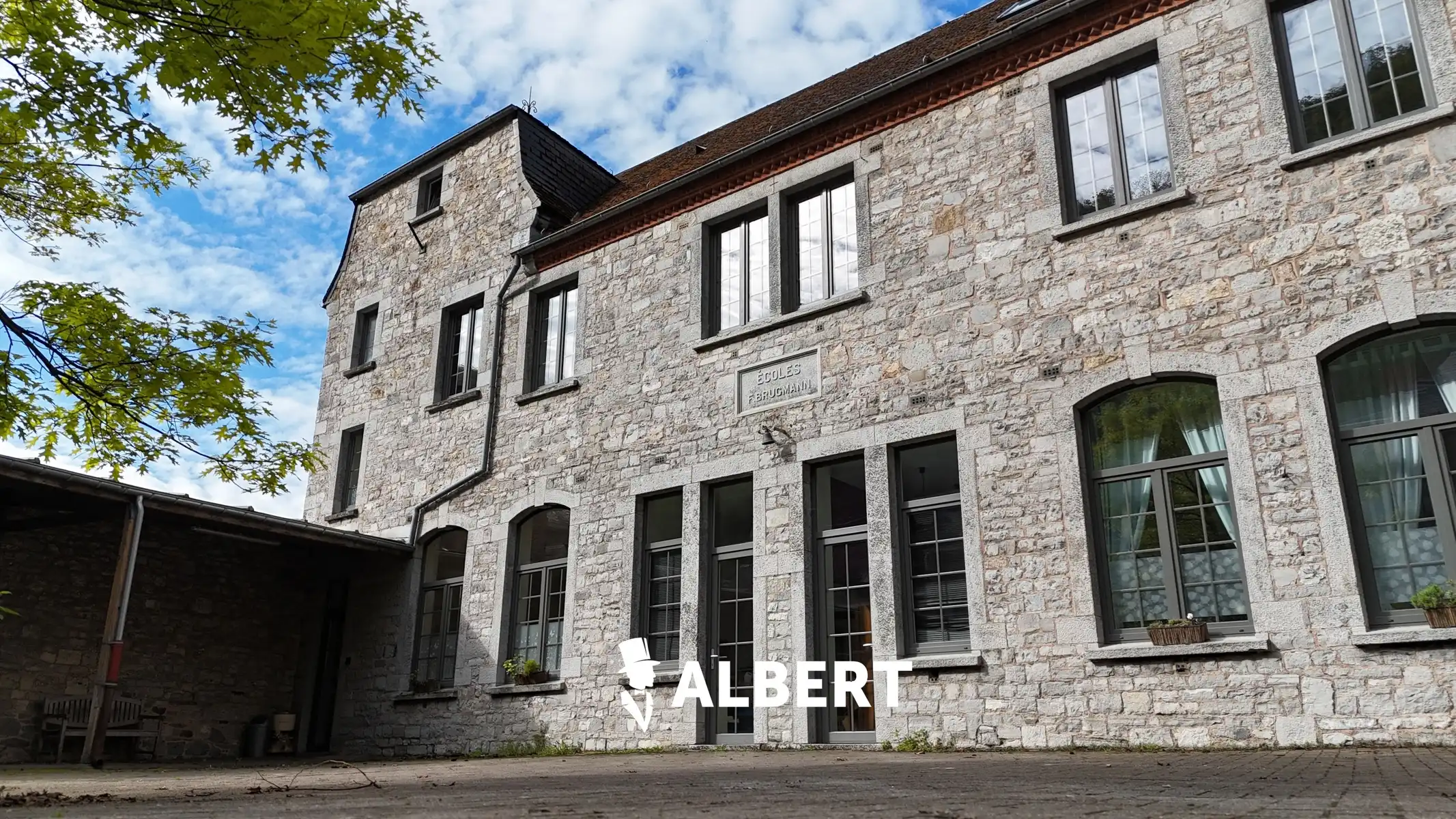 Hoofdfoto van de publicatie: Prachtig gerenoveerde ruime woning (oude school) in Dinant!