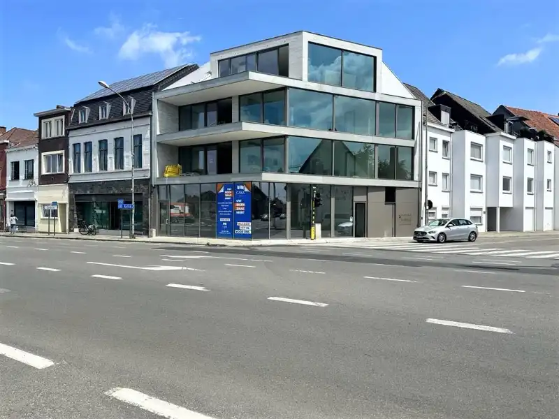 Casco handelspand op topligging aan het station van Ingelmunster foto {{pictureIndex}}