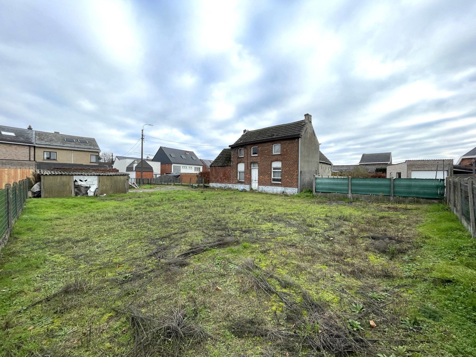 Ruim perceel bouwgrond van 847m² in het hart van Berlare foto {{pictureIndex}}