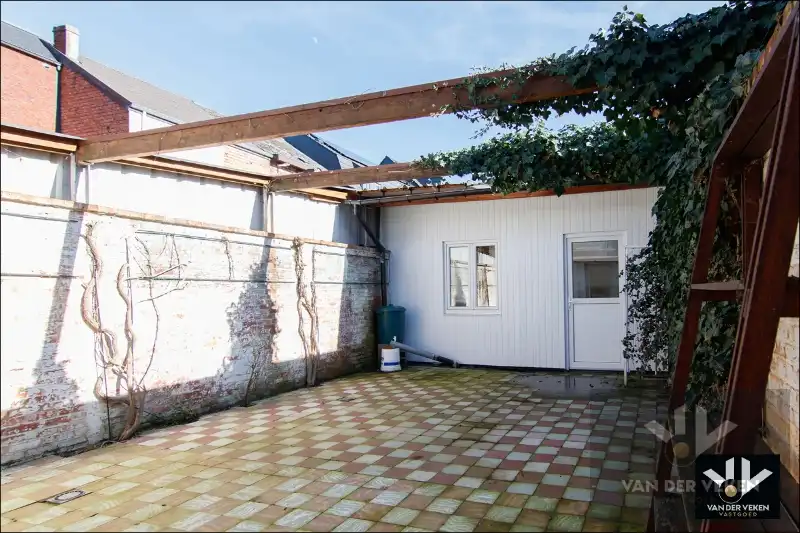 Ruime en goed gelegen te moderniseren rijwoning met gezellige binnekoer, garage en/of atelier foto 26