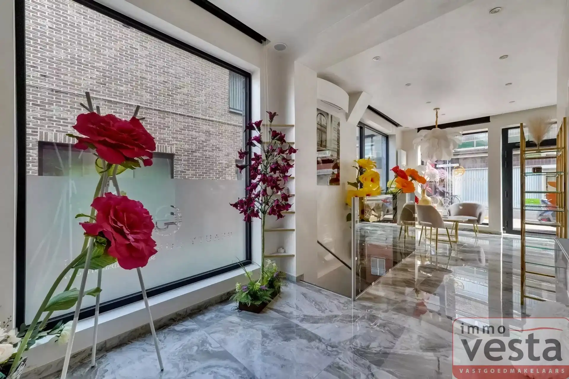 Goedgelegen, volledig gerenoveerd handelspand met woonst foto 6