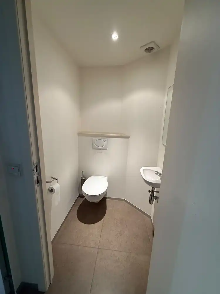 Instapklaar en strategisch gelegen kantoor-/praktijkpand (170 m²) met 6 autostaanplaatsen op toplocatie in Ninove foto 16