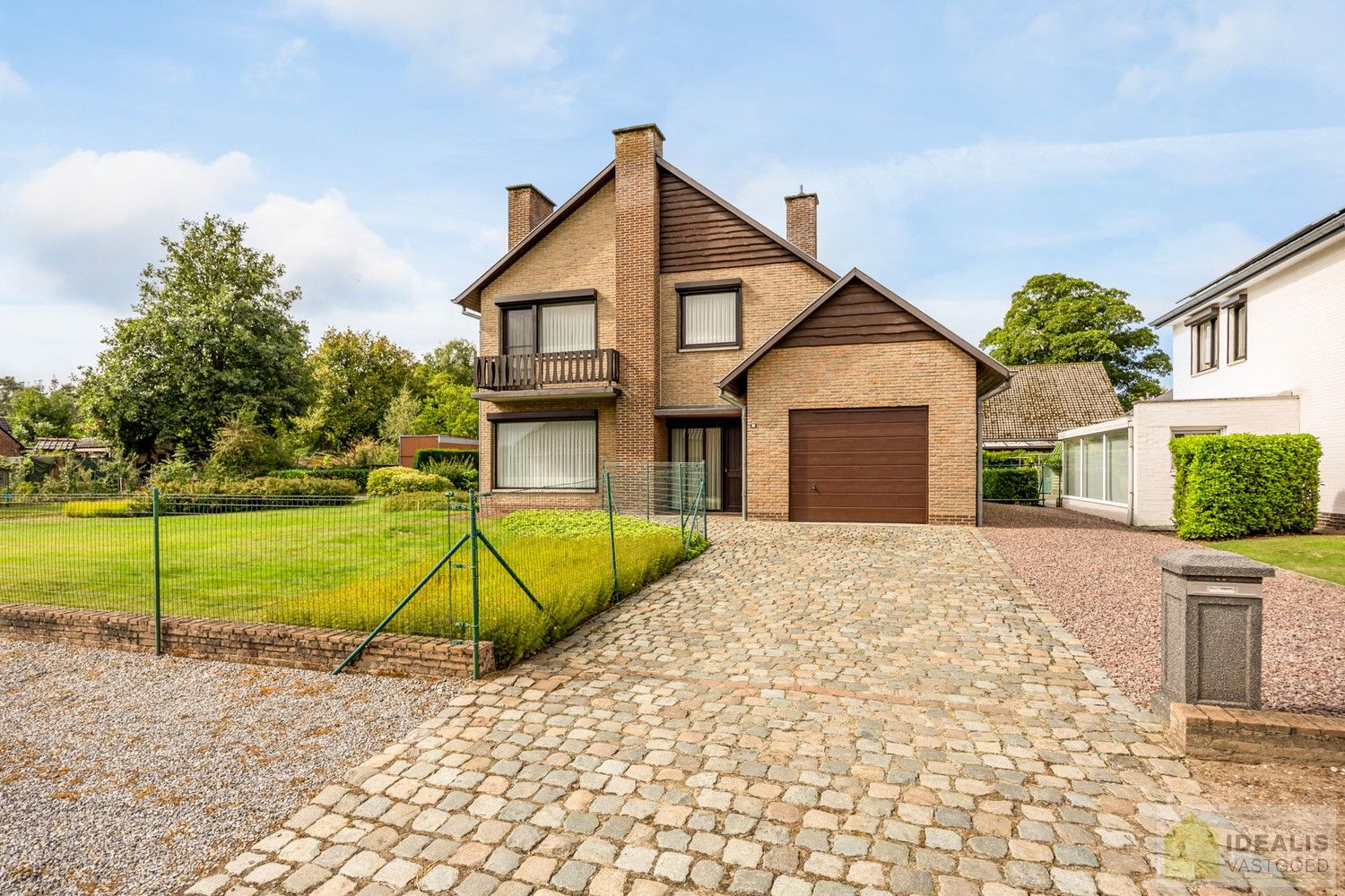 IDEALIS VASTGOED - INSTAPKLARE GEZINSWONING OP EEN RUSTIG PERCEEL VAN 12A 46CA MET 3 KNAPPE SLAAPKAMERS foto {{pictureIndex}}