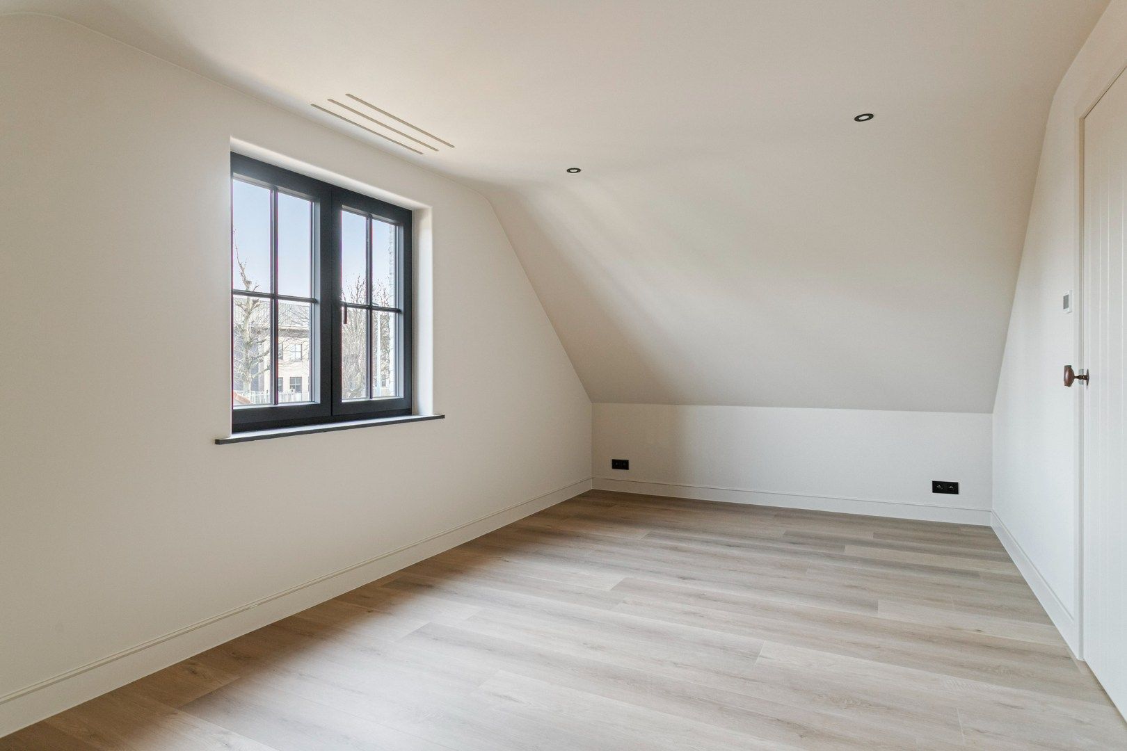 Compleet gerenoveerde villa met 3 slks, aangelegde tuin in een doodlopende straat. foto 10