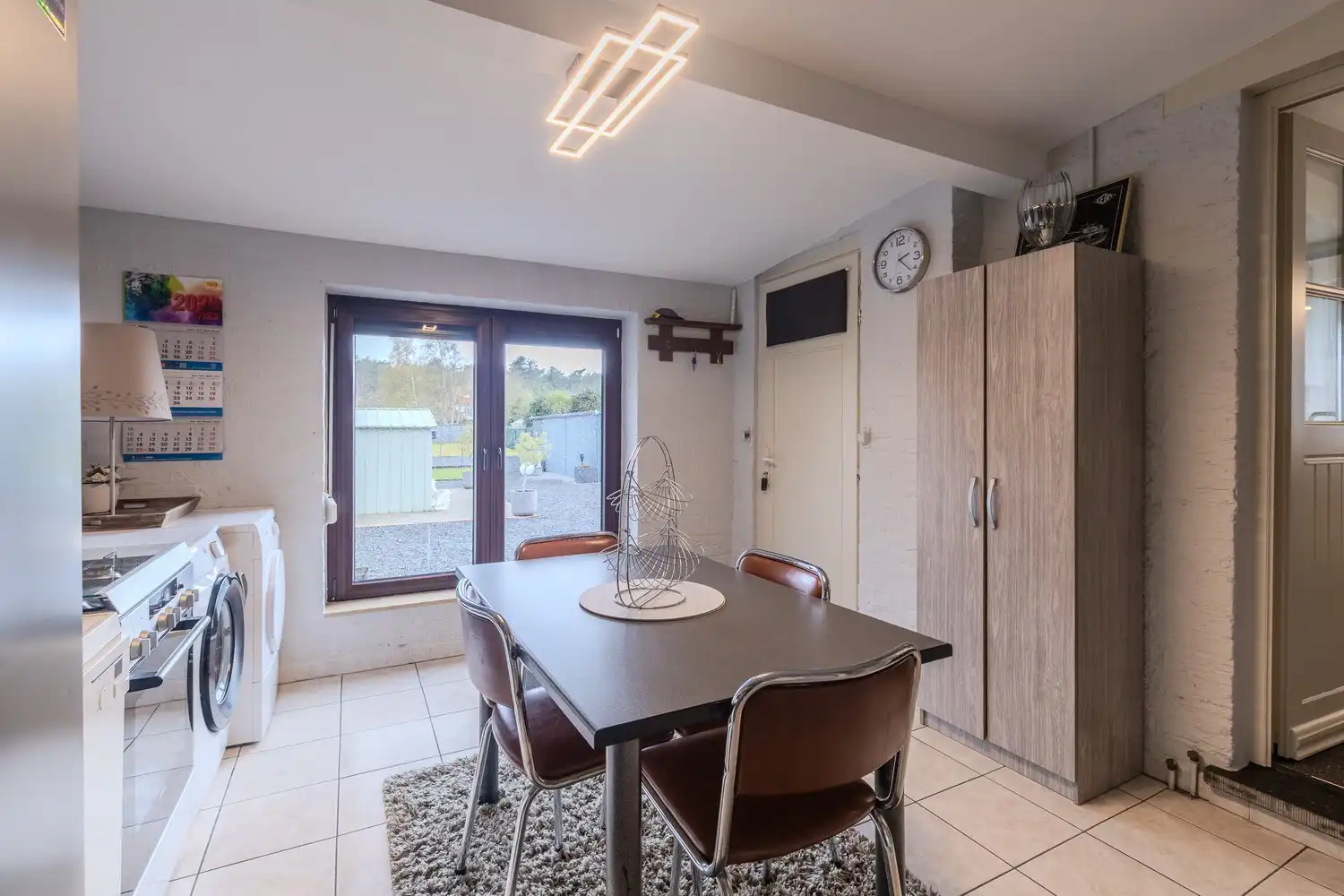 Instapklare woning met drie slaapkamers, ruime tuin en twee garageboxen in hartje Rekem! foto 24