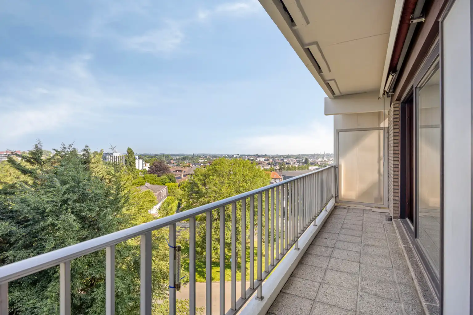 Ruim 3-slaapkamerappartement met garage op toplocatie foto 17