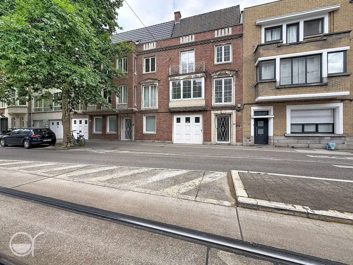 Unieke en ruime rijwoning met garage, tuin en terrassen te huur nabij station Gent-Sint-Pieters foto {{pictureIndex}}
