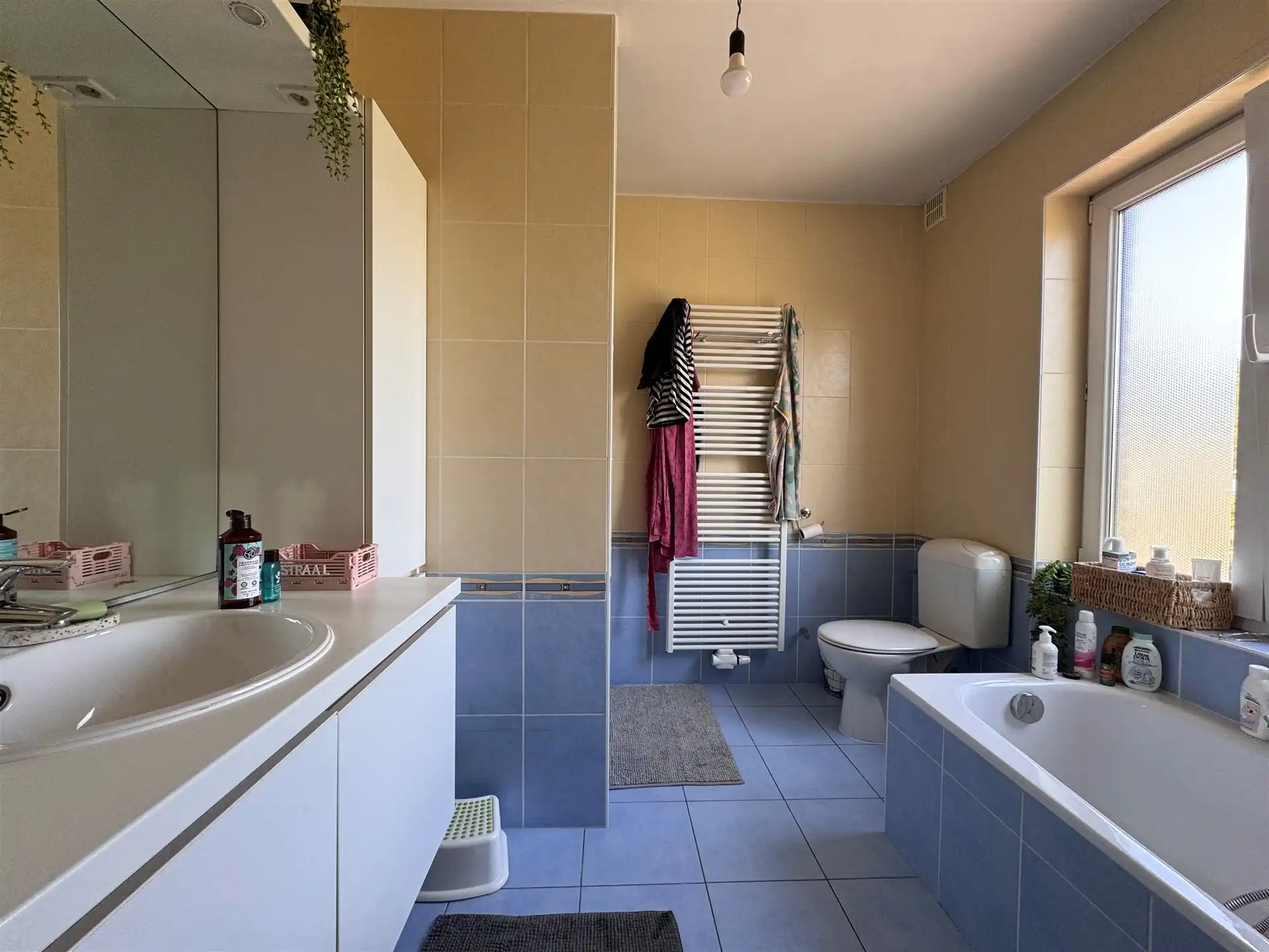 Gunstig gelegen woning met terras en 3 slaapkamers. foto 24