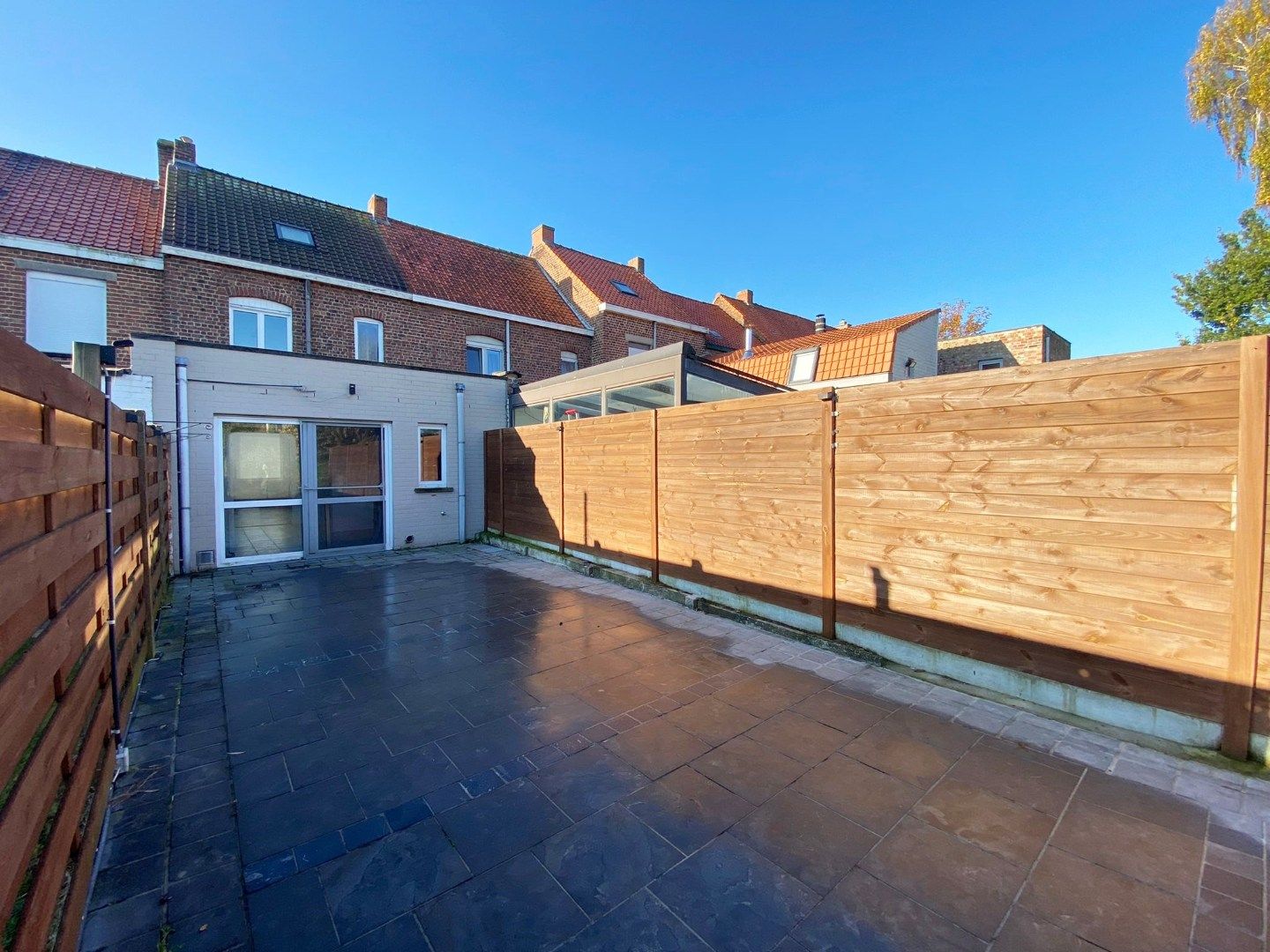 GERENOVEERDE EN INSTAPKLARE RIJWONING MET 3 SLAAPKAMERS EN TUIN foto 10