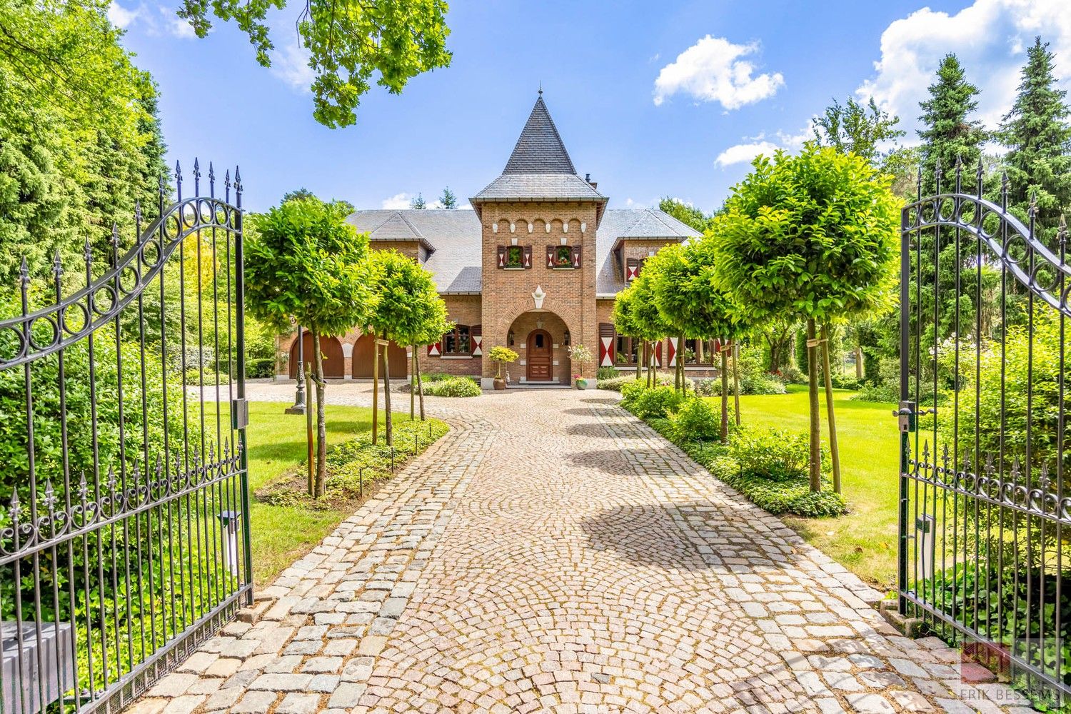 Ruime vrijstaande villa gebouwd in 1989, 365m² woonoppervlakte foto 2
