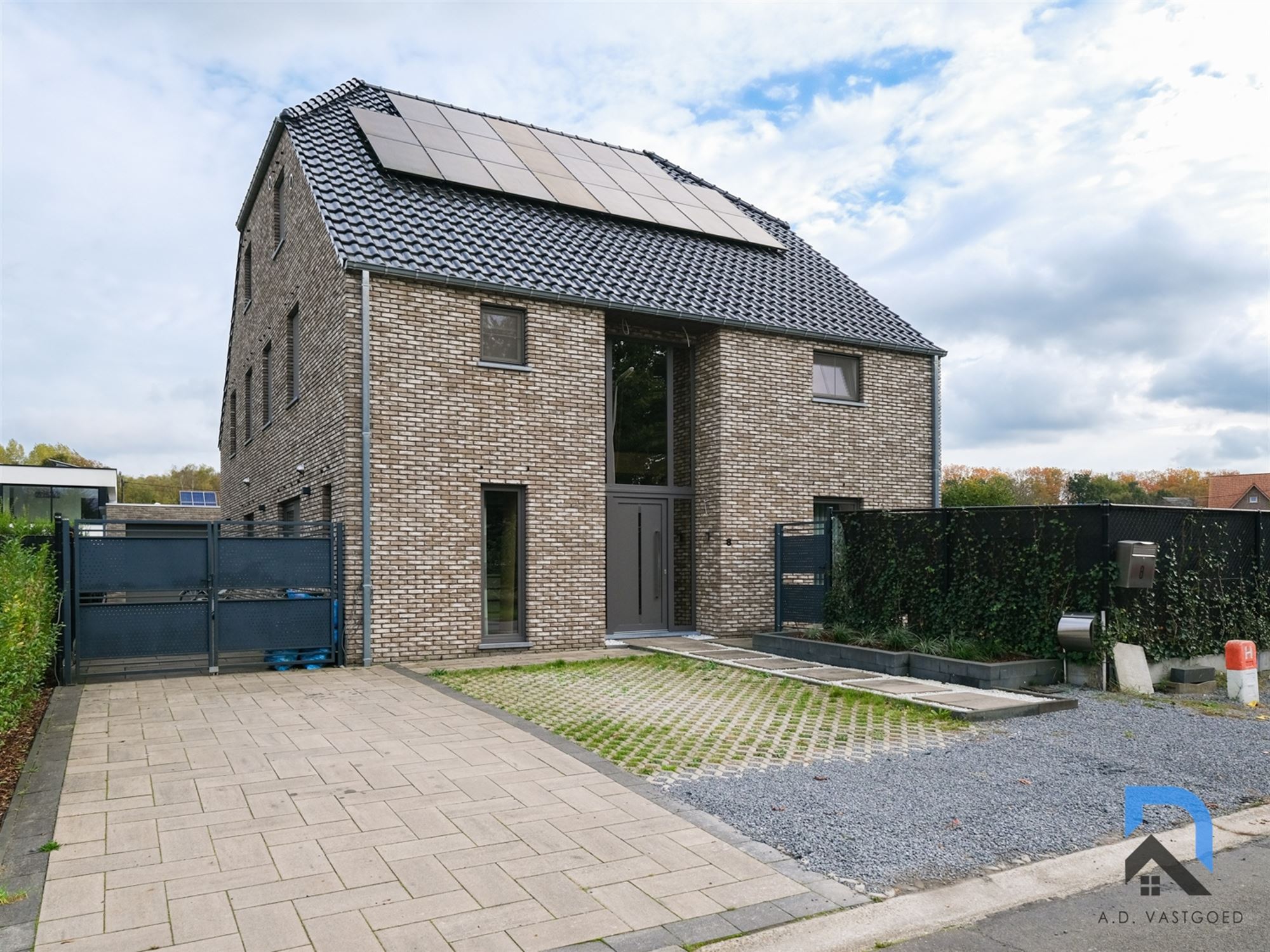 Ruime nieuwbouw woning met 7 slaapkamers foto {{pictureIndex}}