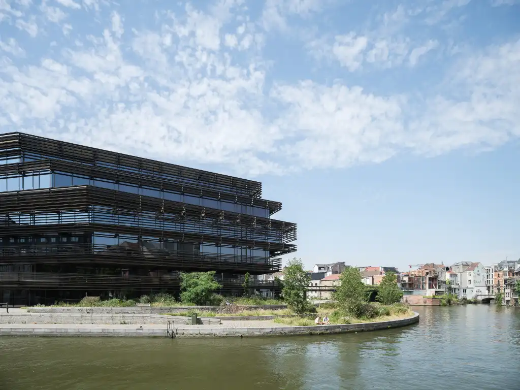 Imposant designappartement met loftallures nabij het Wintercircus en De Krook foto 18