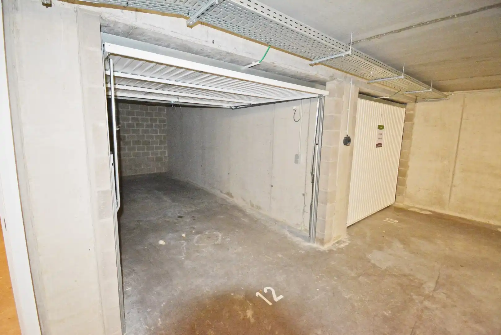 Centraal gelegen ruime garagebox te huur vlakbij de Lippenslaan foto 5