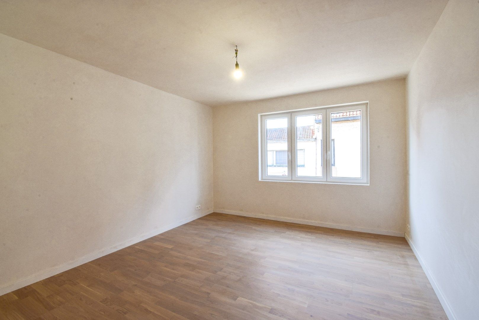 Instapklare gerenoveerde rijwoning in het centrum van Gistel foto 25