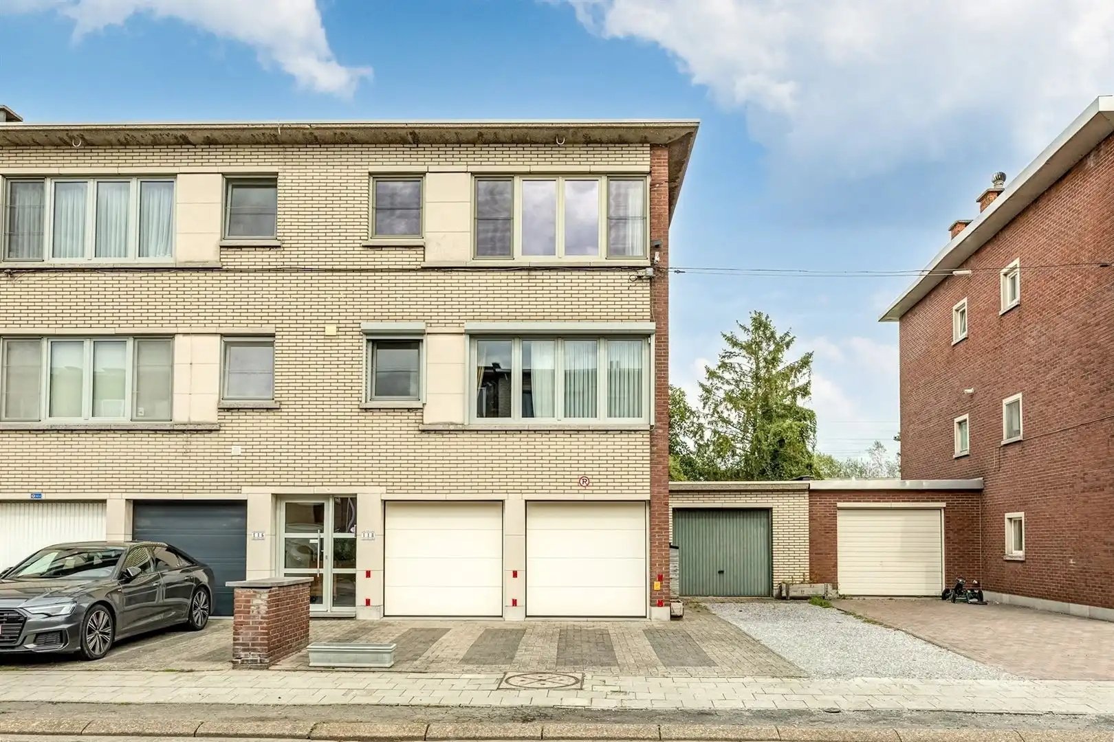 Hedendaags 2-slaapkamerappartement met tuin, garage en praktijkruimte  foto 2